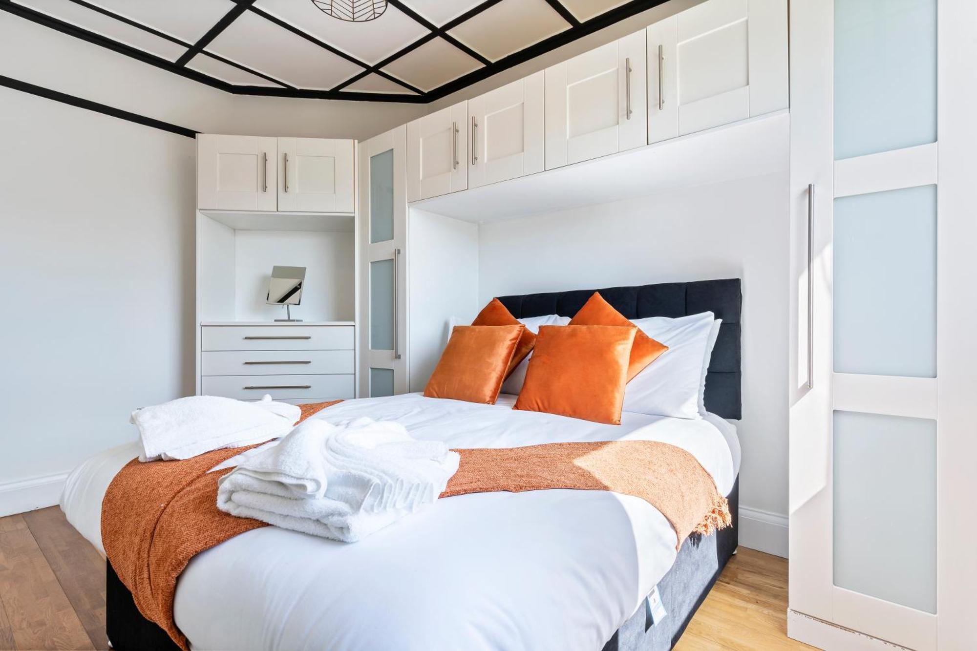 Heart Of Acton - Perfect For Large Groups *
