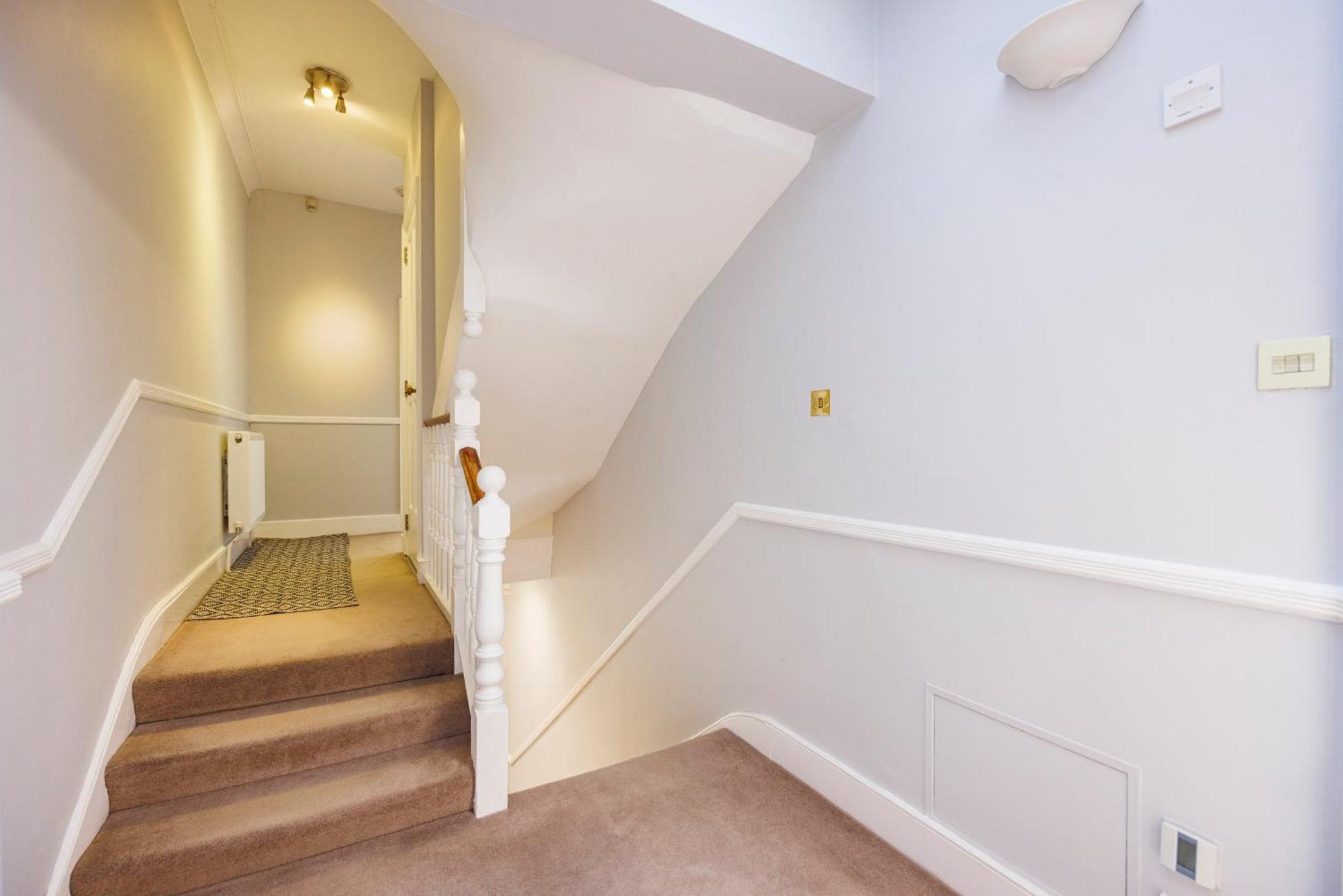 Casa de férias 6 Bedroom House By Av Acton Sleeps 11 Free Parking Londres