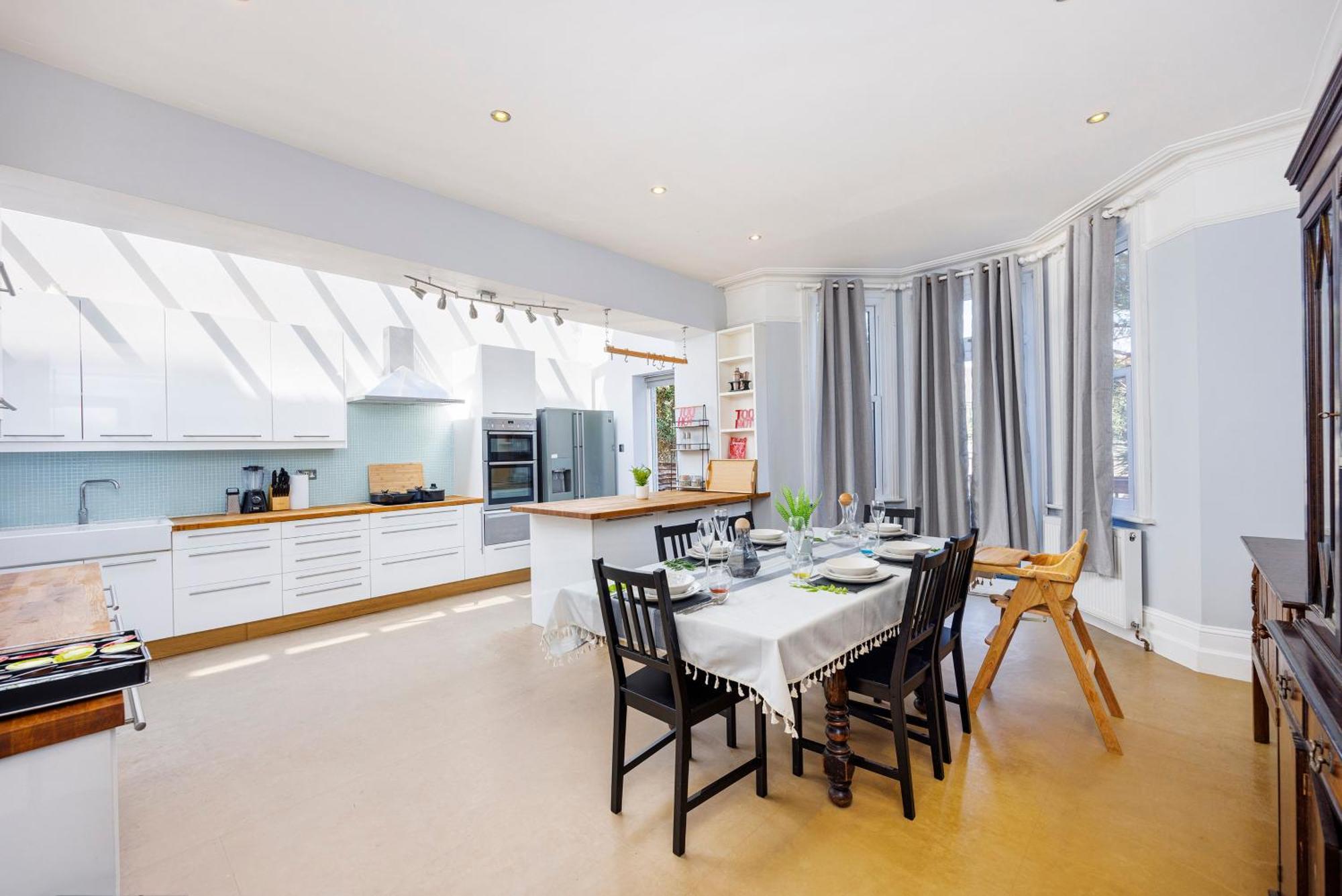 Casa de férias 6 Bedroom House By Av Acton Sleeps 11 Free Parking Londres