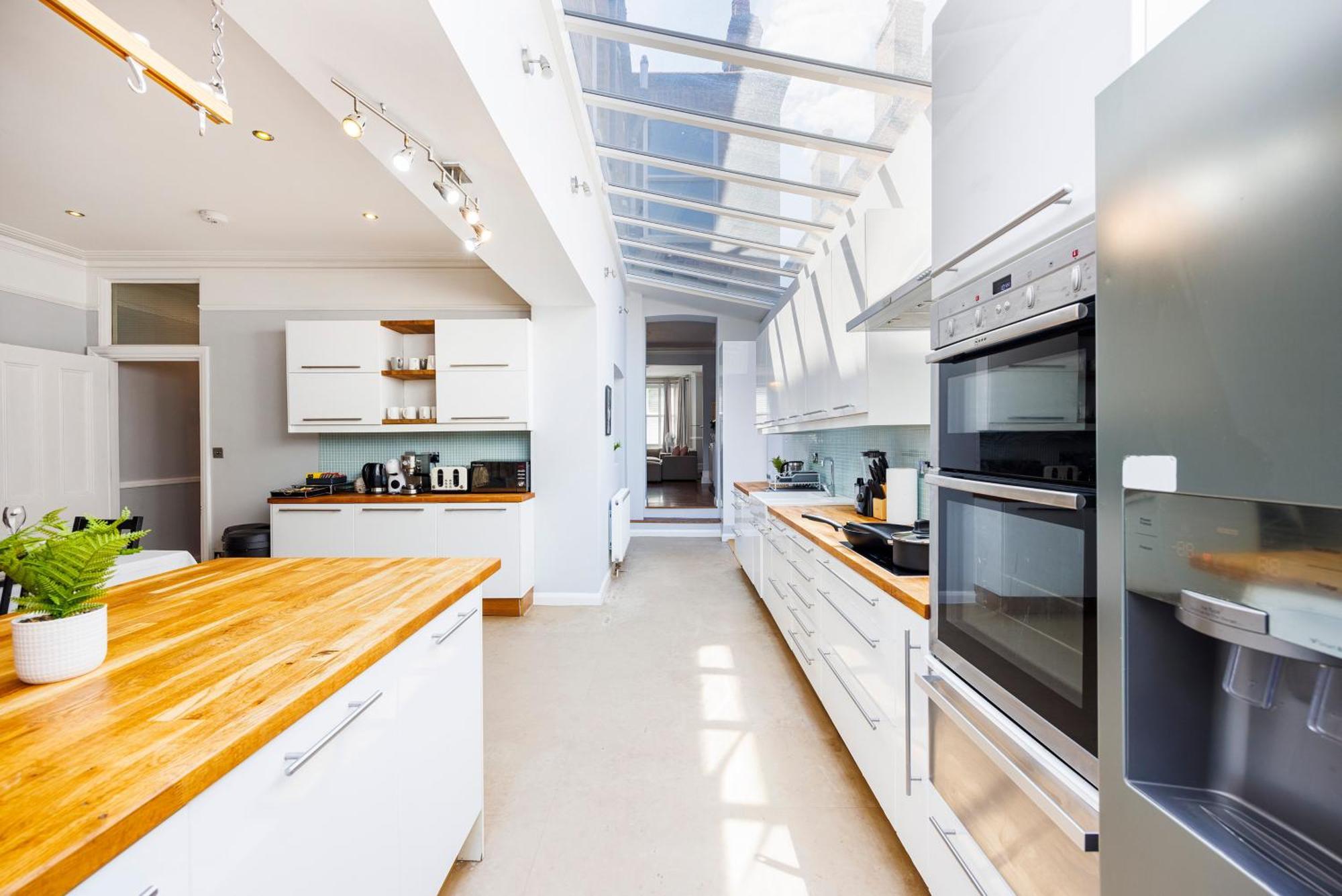Holiday home 6 Bedroom House By Av Acton Sleeps 11 Free Parking