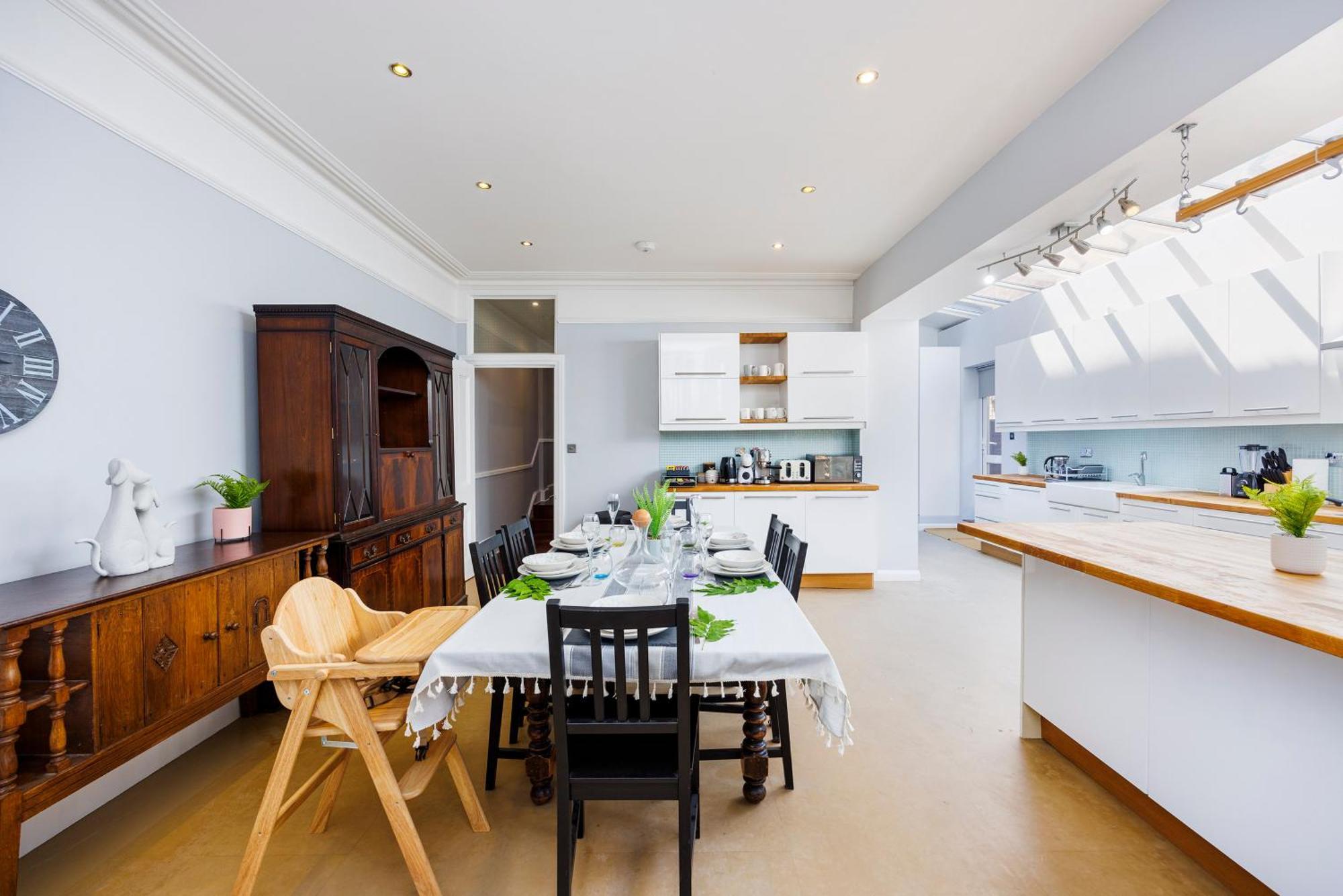 Casa de férias 6 Bedroom House By Av Acton Sleeps 11 Free Parking Londres