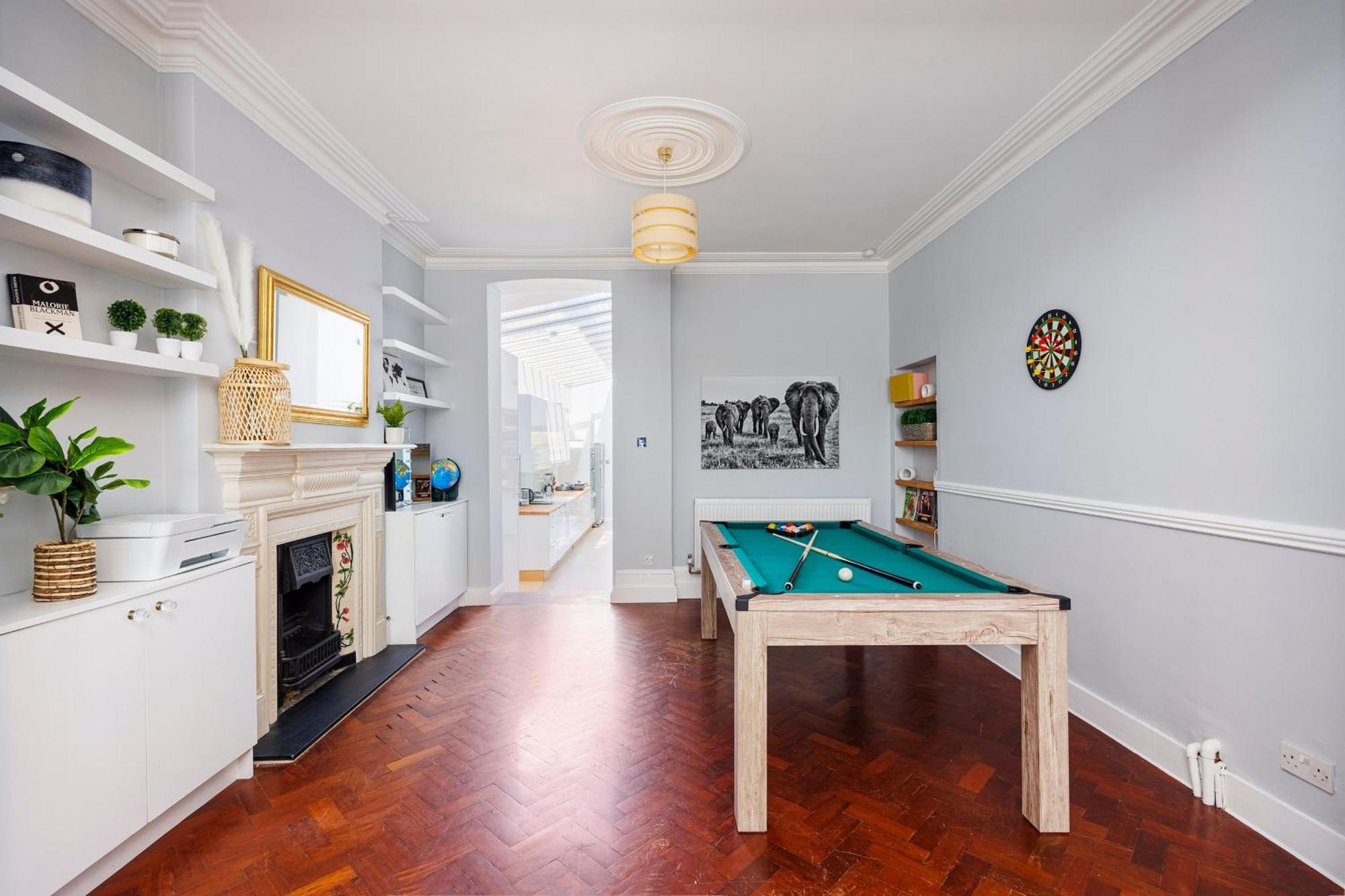Holiday home 6 Bedroom House By Av Acton Sleeps 11 Free Parking
