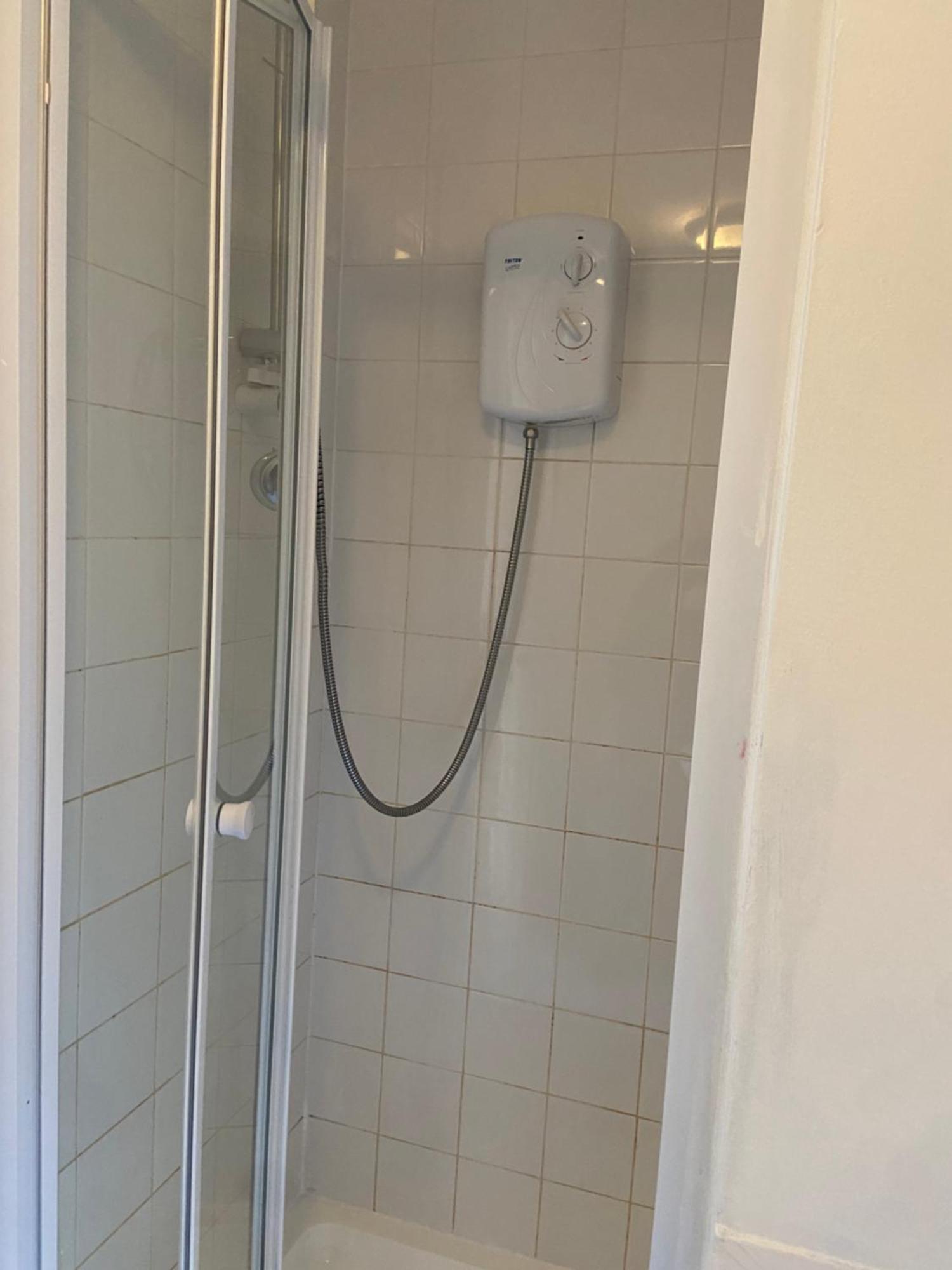 Waterfront Canary Lodge: Cozy 2-bed With Wi-fi & Parking Londres
