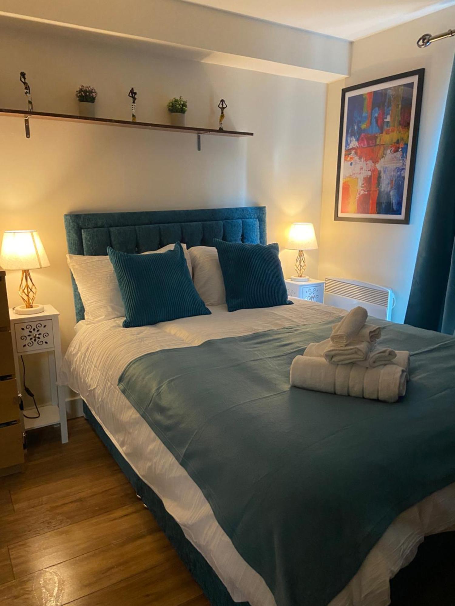 Apartamento Waterfront Canary Lodge: Cozy 2-bed With Wi-fi & Parking Londres