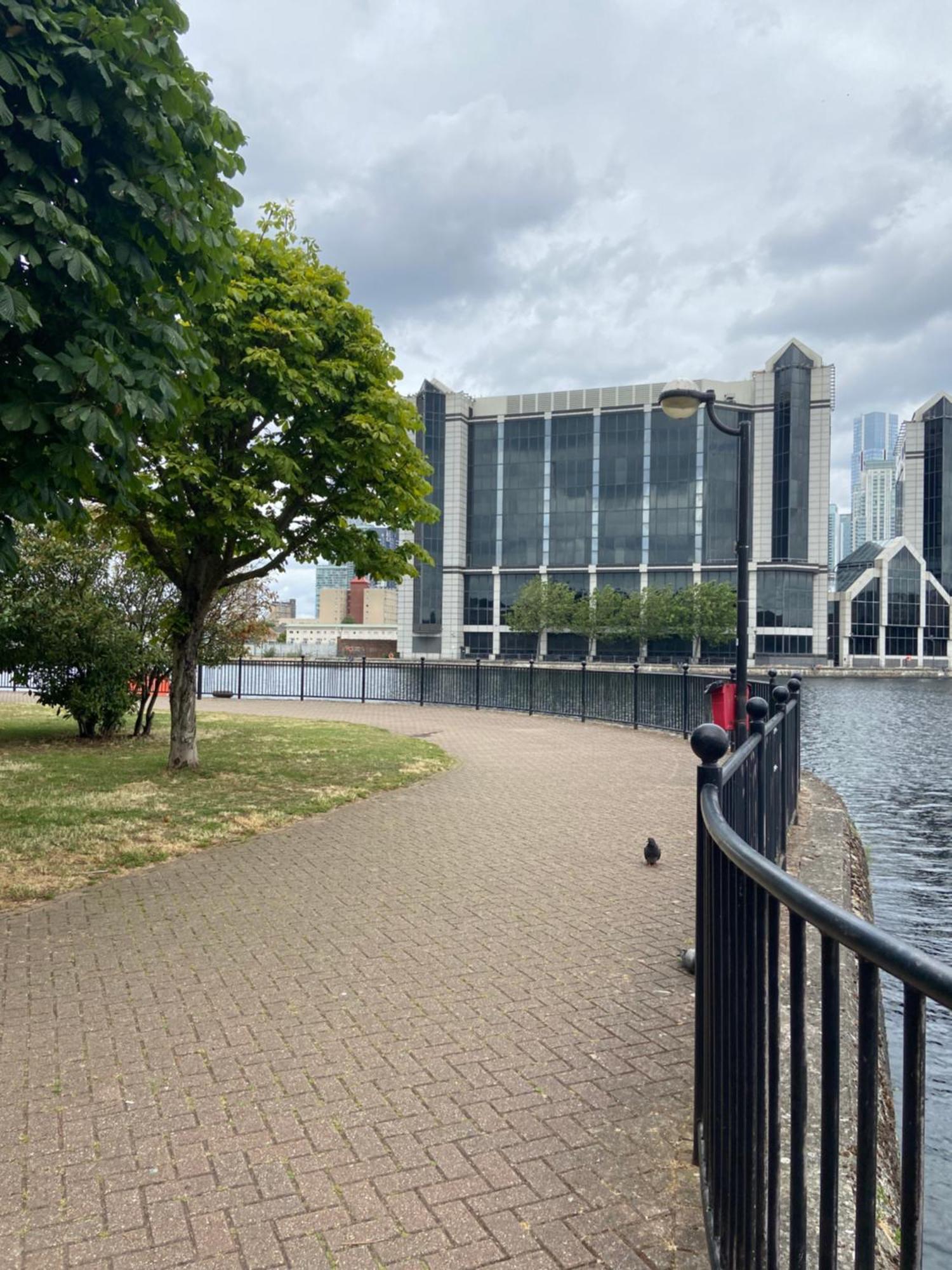 Waterfront Canary Lodge: Cozy 2-bed With Wi-fi & Parking Londres