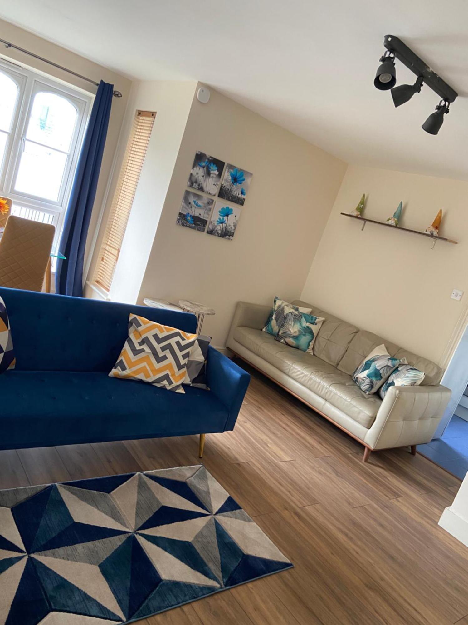 Waterfront Canary Lodge: Cozy 2-bed With Wi-fi & Parking Londres