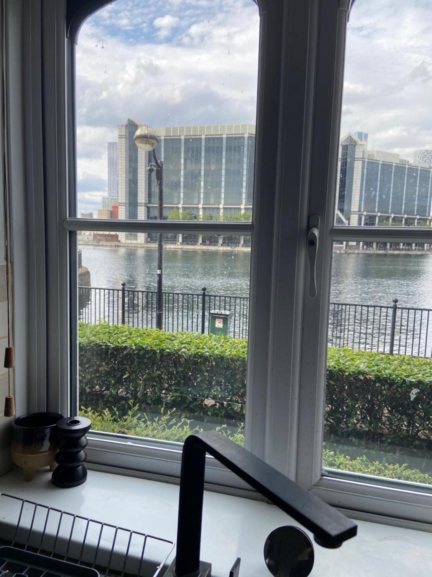 Apartamento Waterfront Canary Lodge: Cozy 2-bed With Wi-fi & Parking Londres