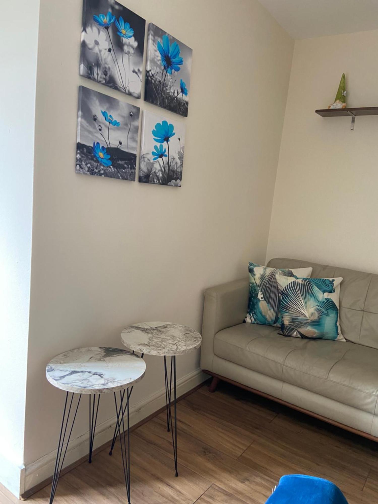 Waterfront Canary Lodge: Cozy 2-bed With Wi-fi & Parking Londres
