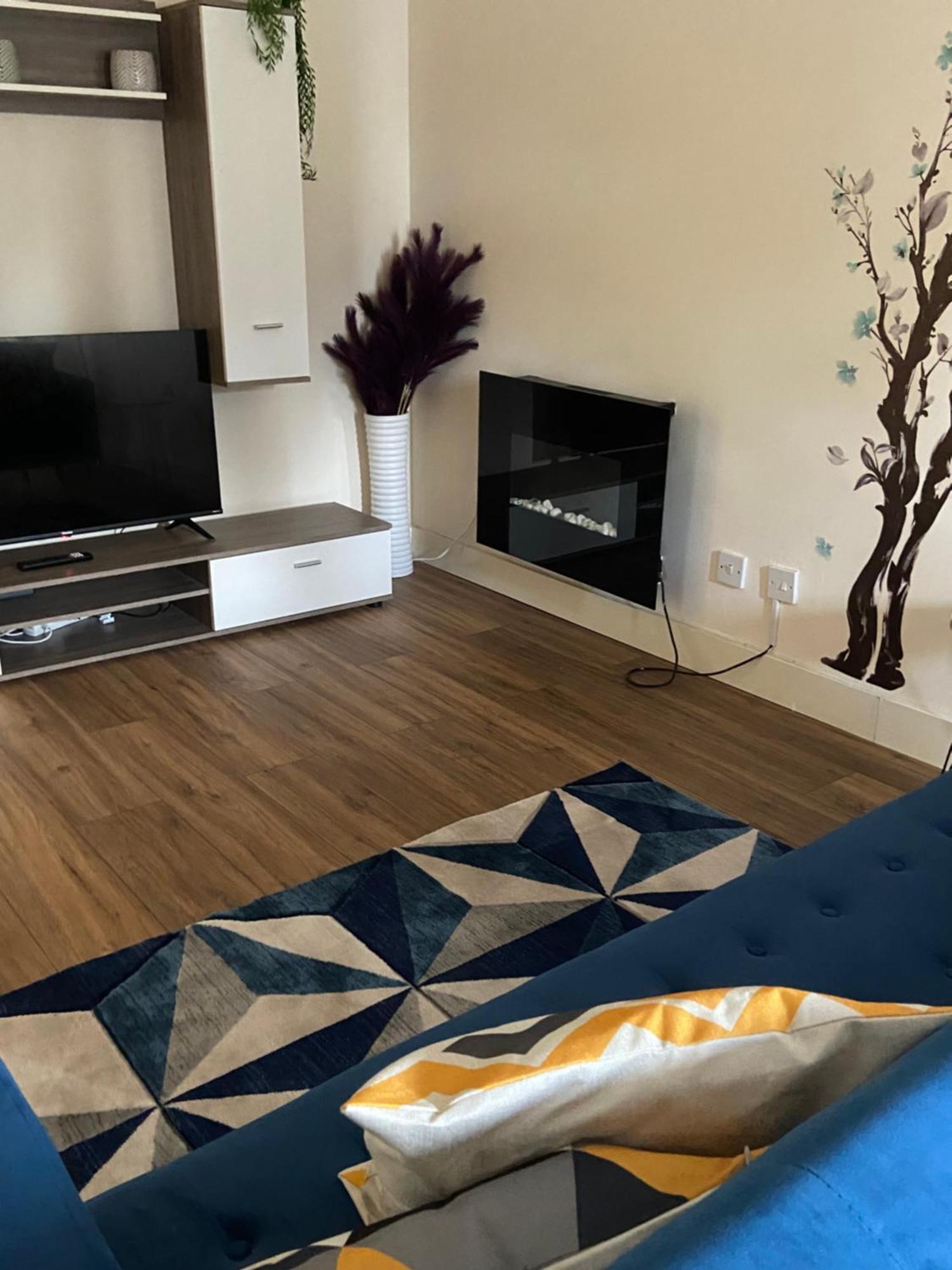 Waterfront Canary Lodge: Cozy 2-bed With Wi-fi & Parking Londres