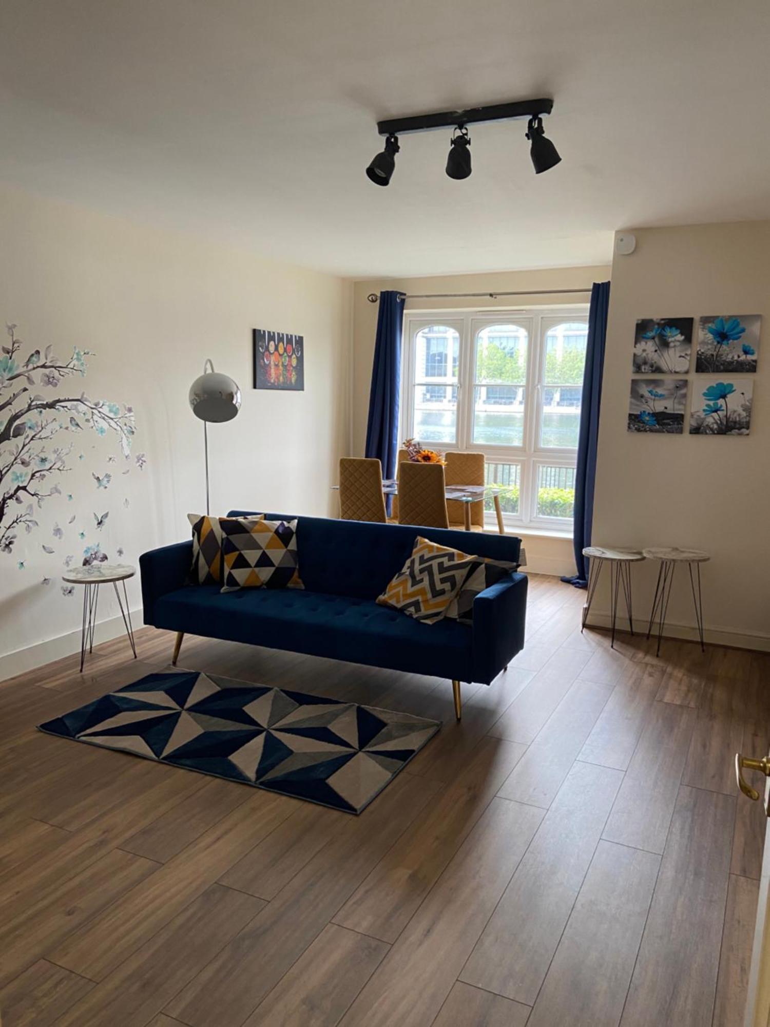 Apartamento Waterfront Canary Lodge: Cozy 2-bed With Wi-fi & Parking Londres