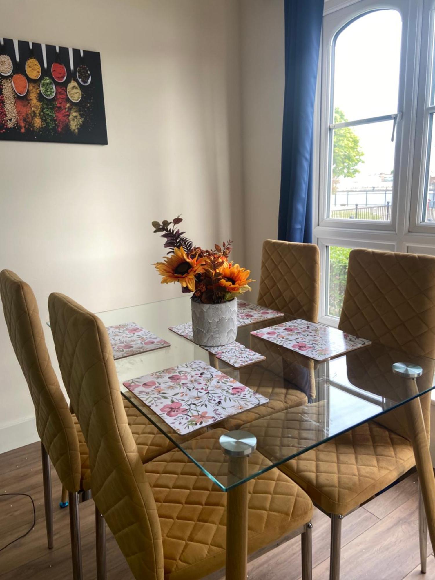 Apartamento Waterfront Canary Lodge: Cozy 2-bed With Wi-fi & Parking Londres