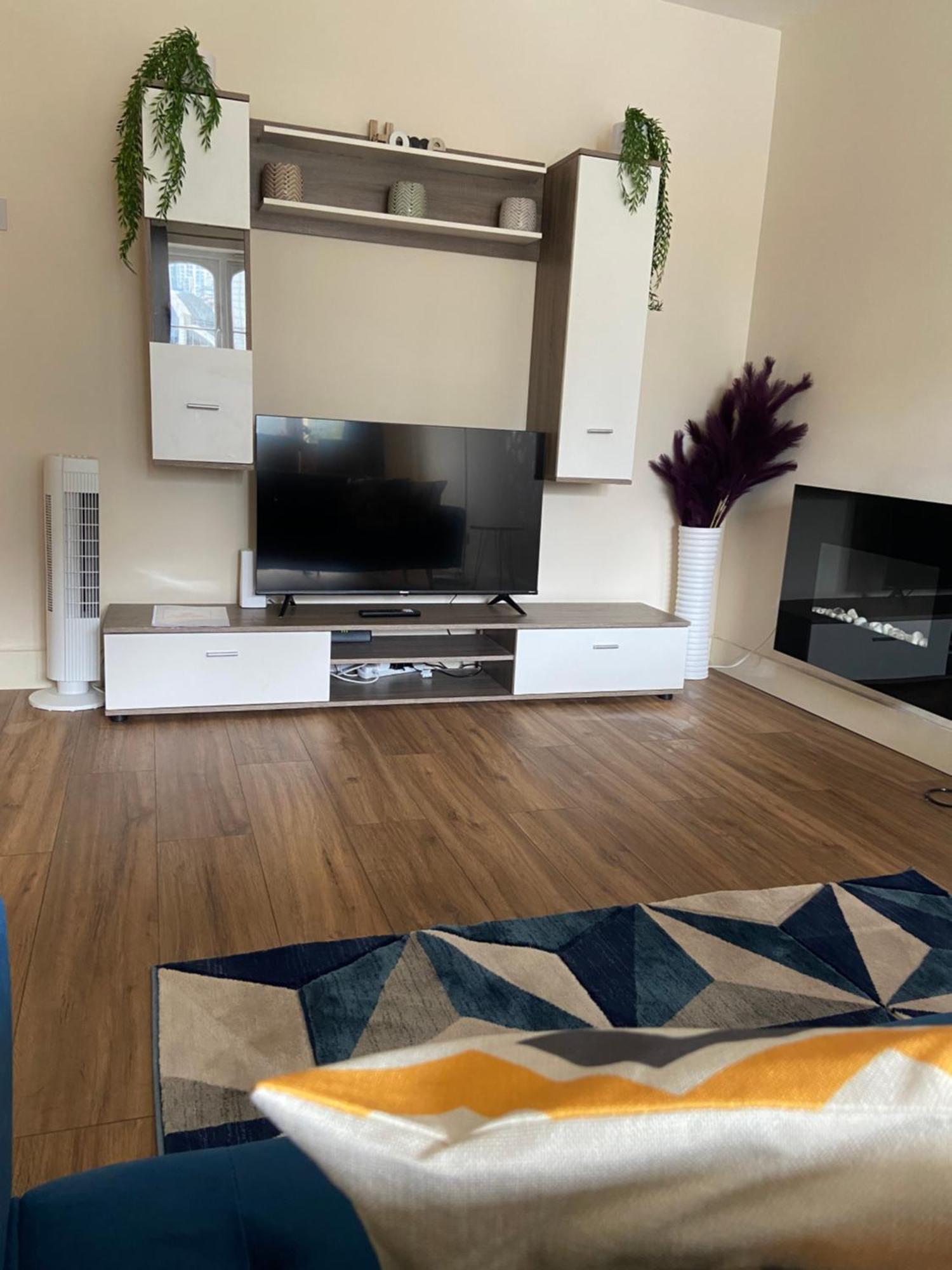 Waterfront Canary Lodge: Cozy 2-bed With Wi-fi & Parking Londres