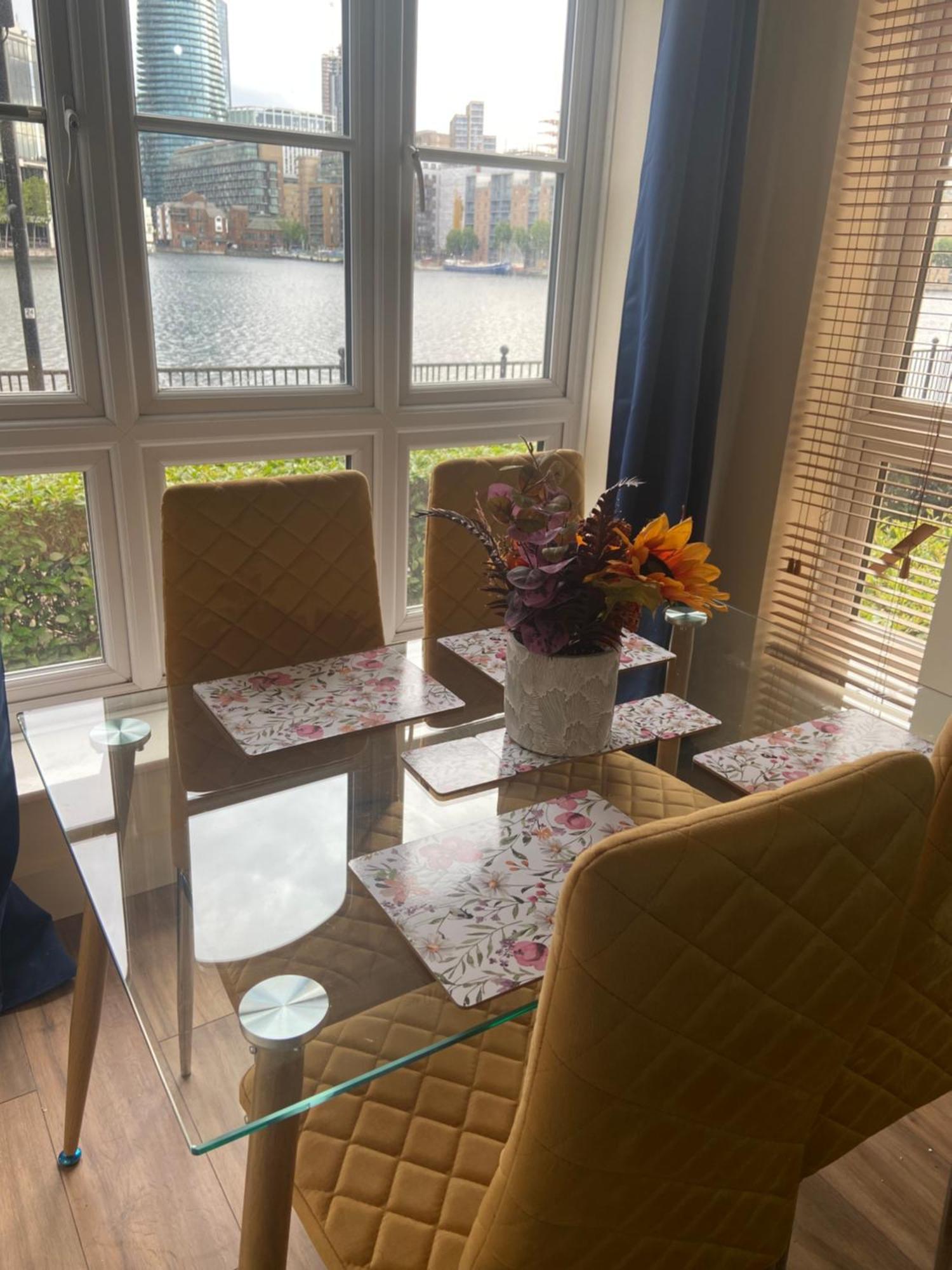 Waterfront Canary Lodge: Cozy 2-bed With Wi-fi & Parking Londres