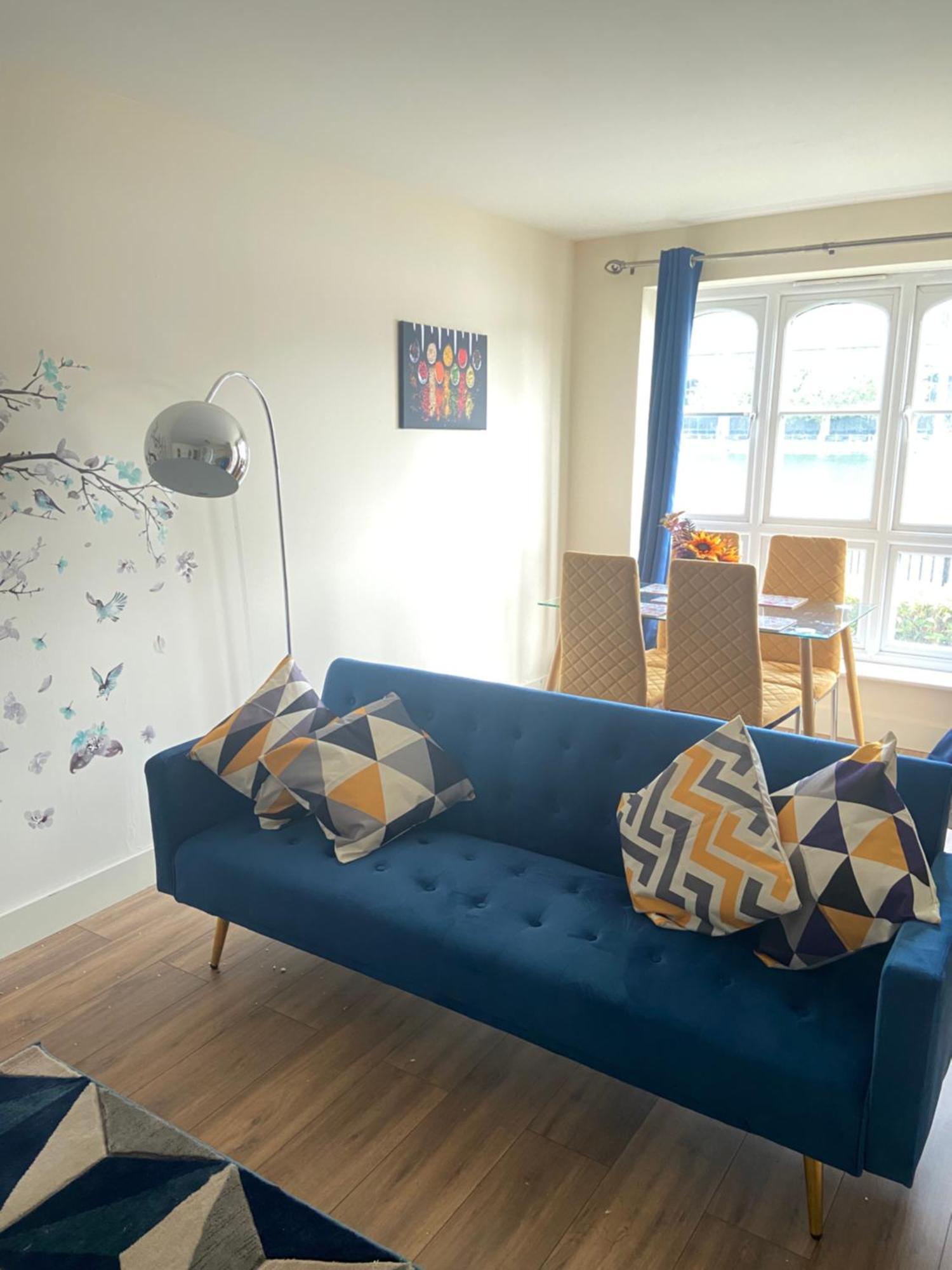 Waterfront Canary Lodge: Cozy 2-bed With Wi-fi & Parking Londres