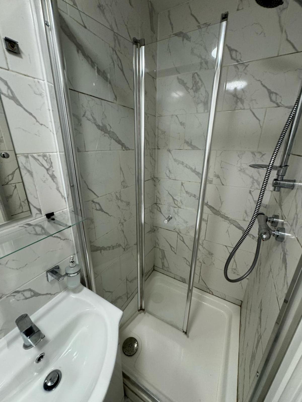 Guest house At 173 London