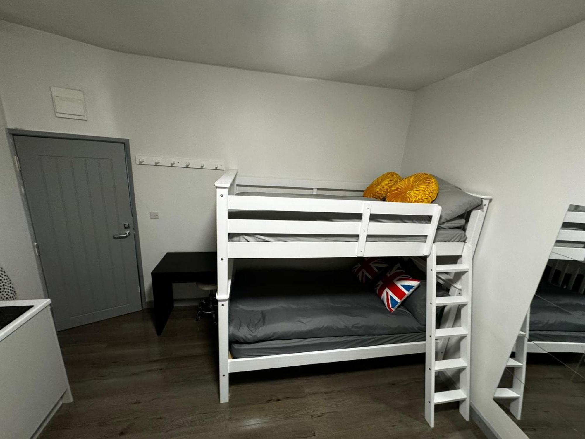 Guest house At 173 *