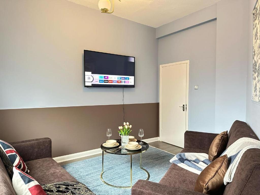 Apartment Three Bedroom Near Mayfair *