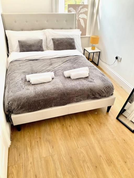 Flat 3 Gr 1 Bedroom 3 Mins Walk Mile End Station London