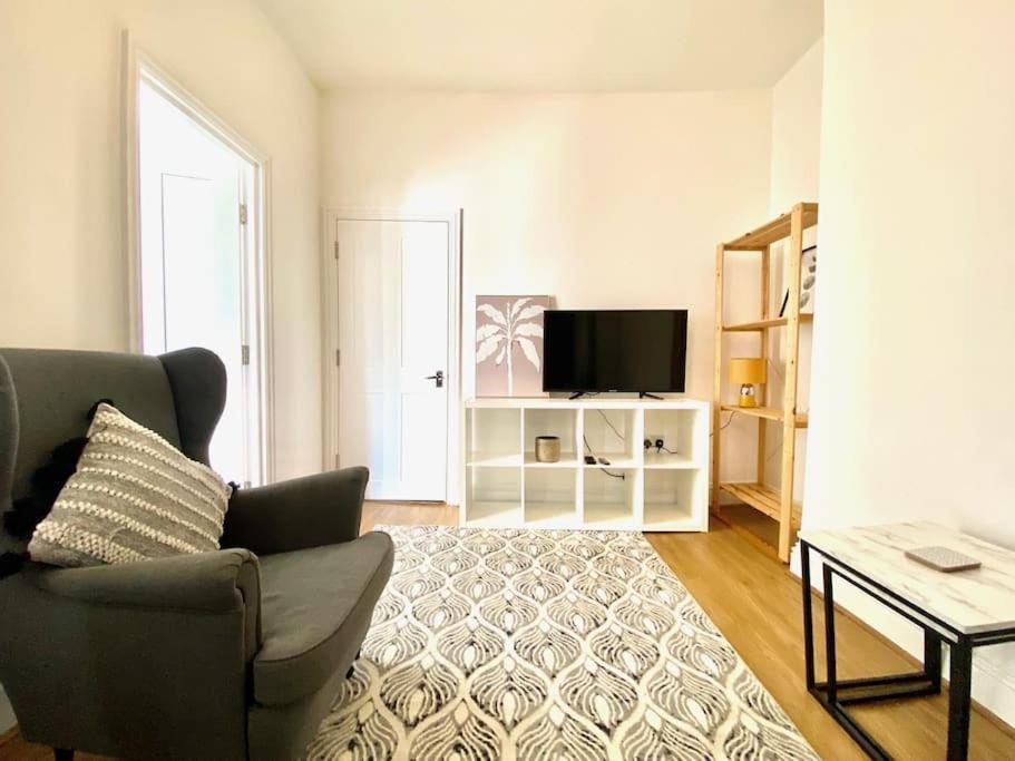 Flat 3 Gr 1 Bedroom 3 Mins Walk Mile End Station London