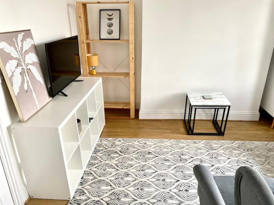 Apartment Flat 3 Gr 1 Bedroom 3 Mins Walk Mile End Station London