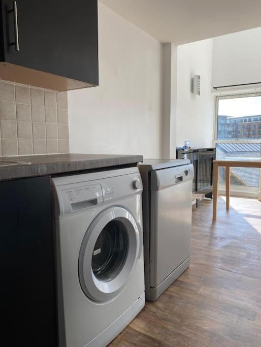 Apartment 25 Percent Off Monthly 2bed Serviced Business & Family Guests Free Wifi & Netflix Sleeps 4!