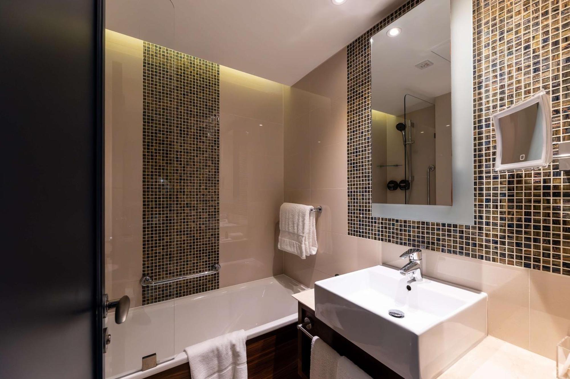 100 Queen's Gate London, Curio Collection By Hilton Hotel