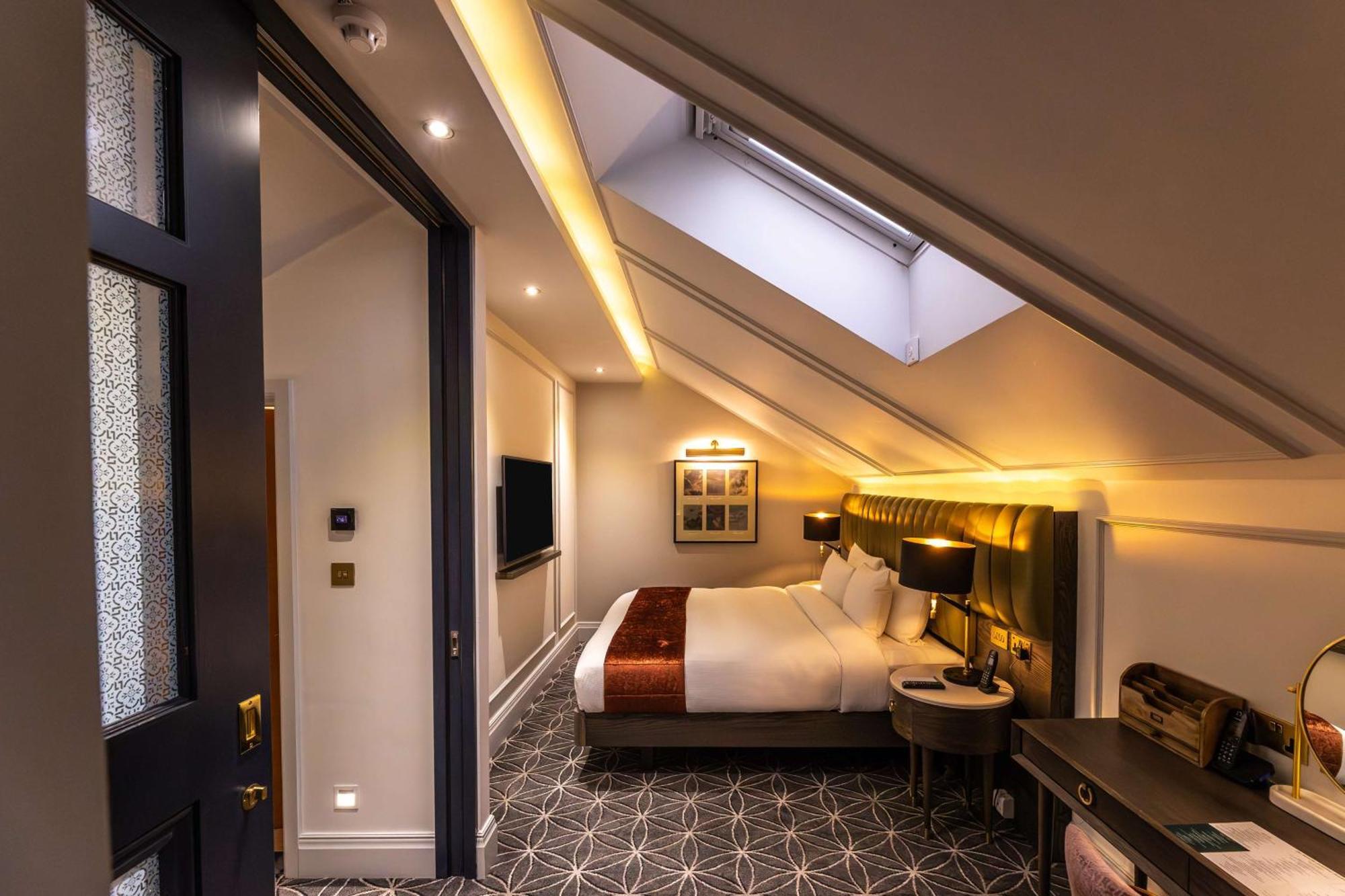 100 Queen's Gate London, Curio Collection By Hilton London