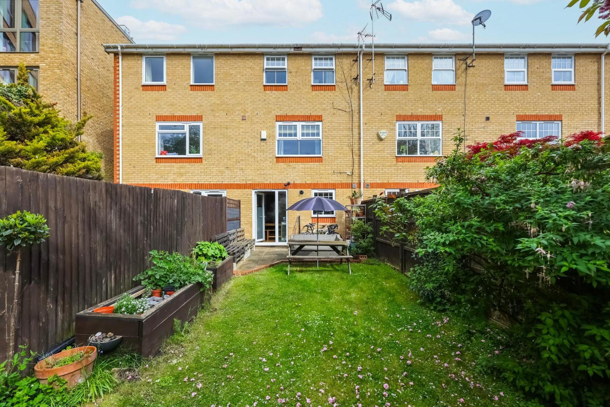Lovely One Bedroom Ensuite Apartment