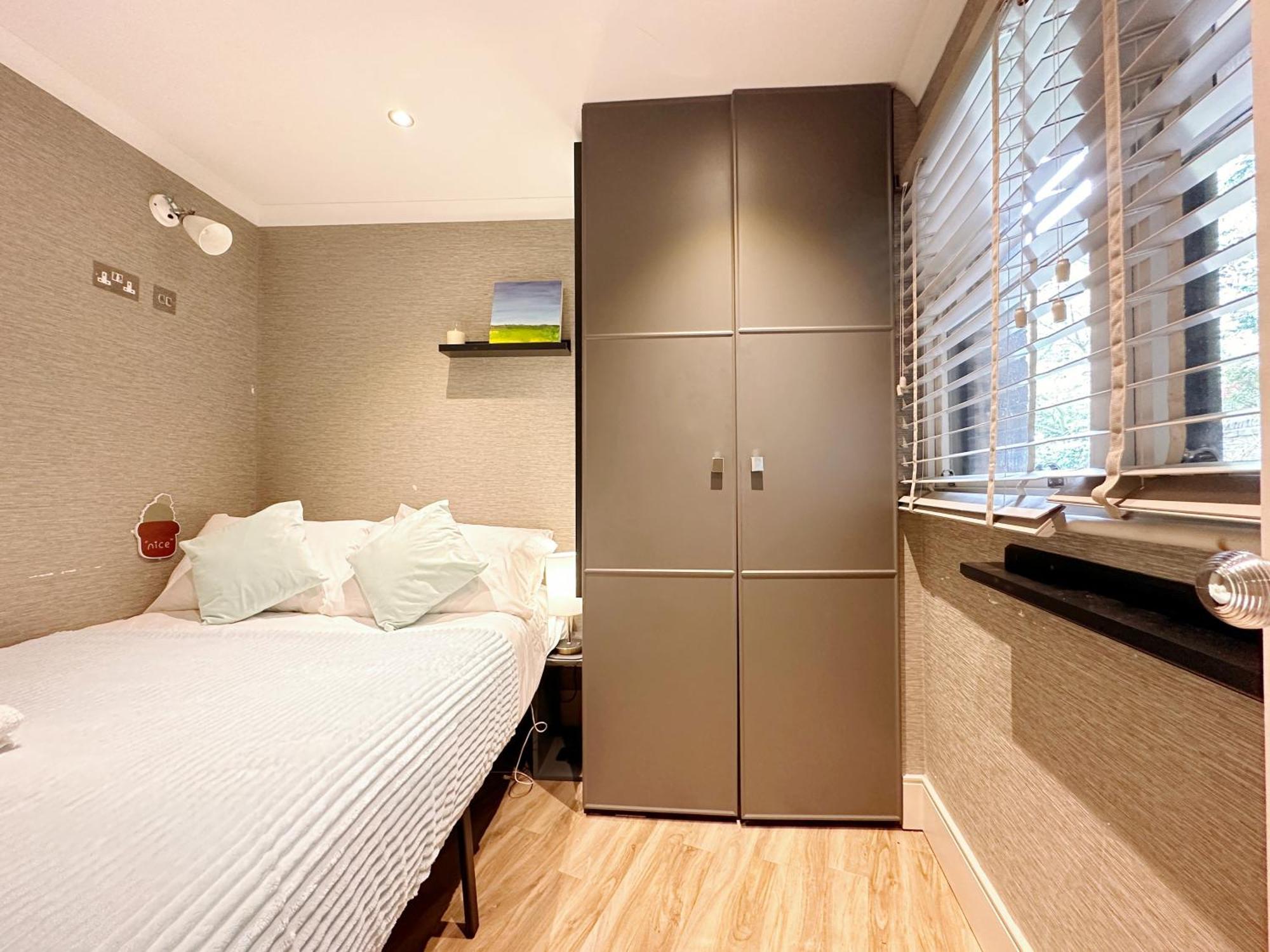Modern Design 3brs 2f House Close To Victoria