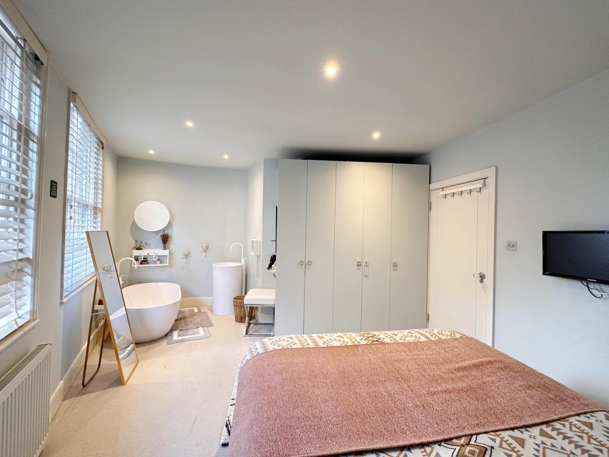 Modern Design 3brs 2f House Close To Victoria Villa London