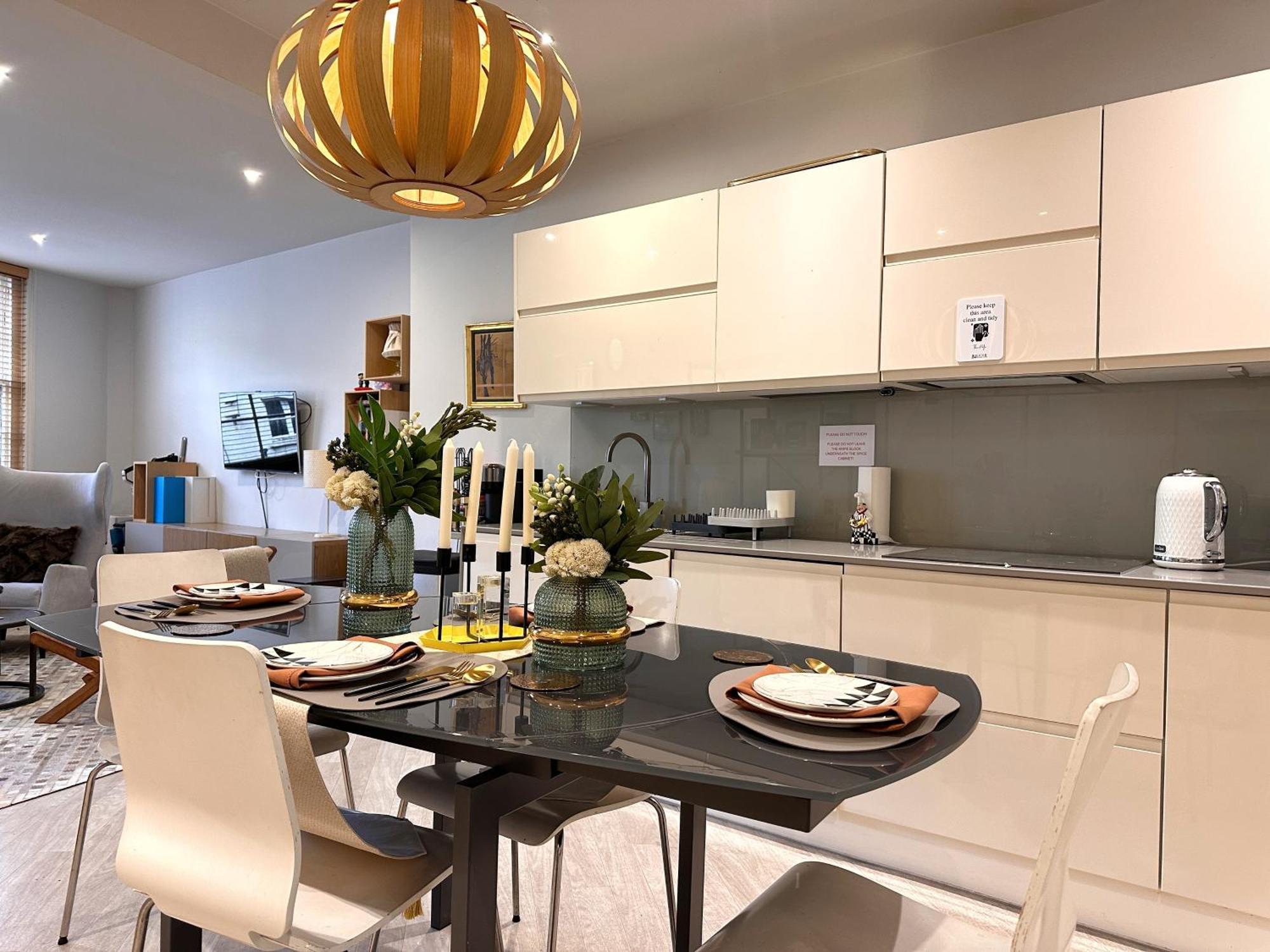Modern Design 3brs 2f House Close To Victoria Villa London