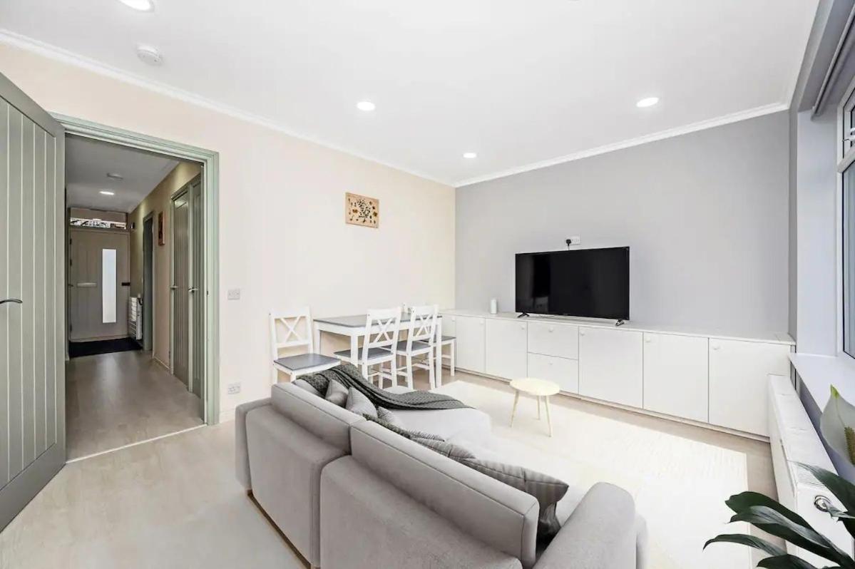 Pass The Keys Stylish Gardenten Mins To Holiday home