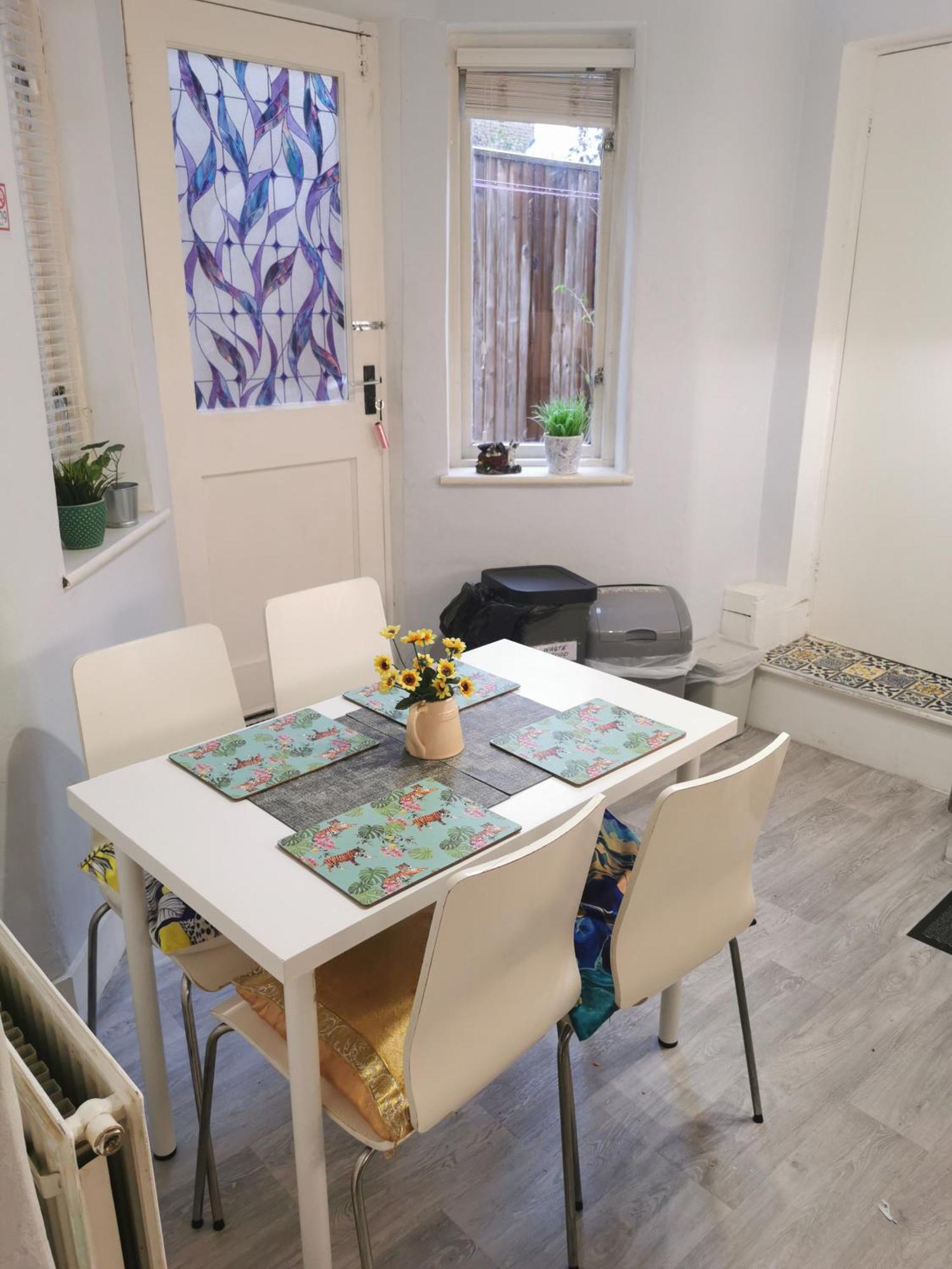 Apartment 1-bed Victorian Gf In London