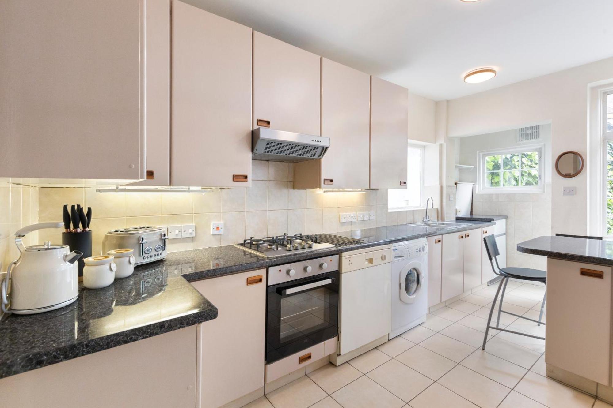 Ferienhaus 13-bed Gem, Opposite Tube Station Less Than 1 Min Walk