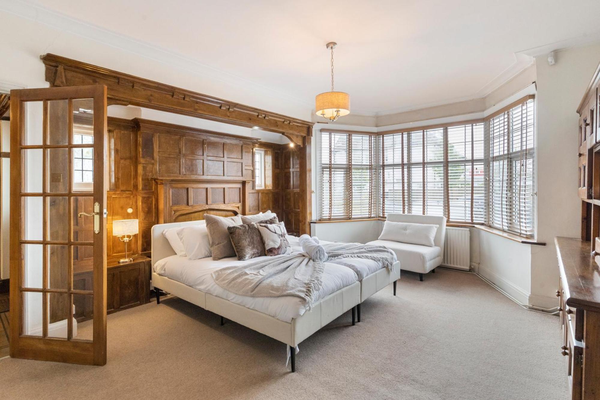 Ferienhaus 13-bed Gem, Opposite Tube Station Less Than 1 Min Walk *