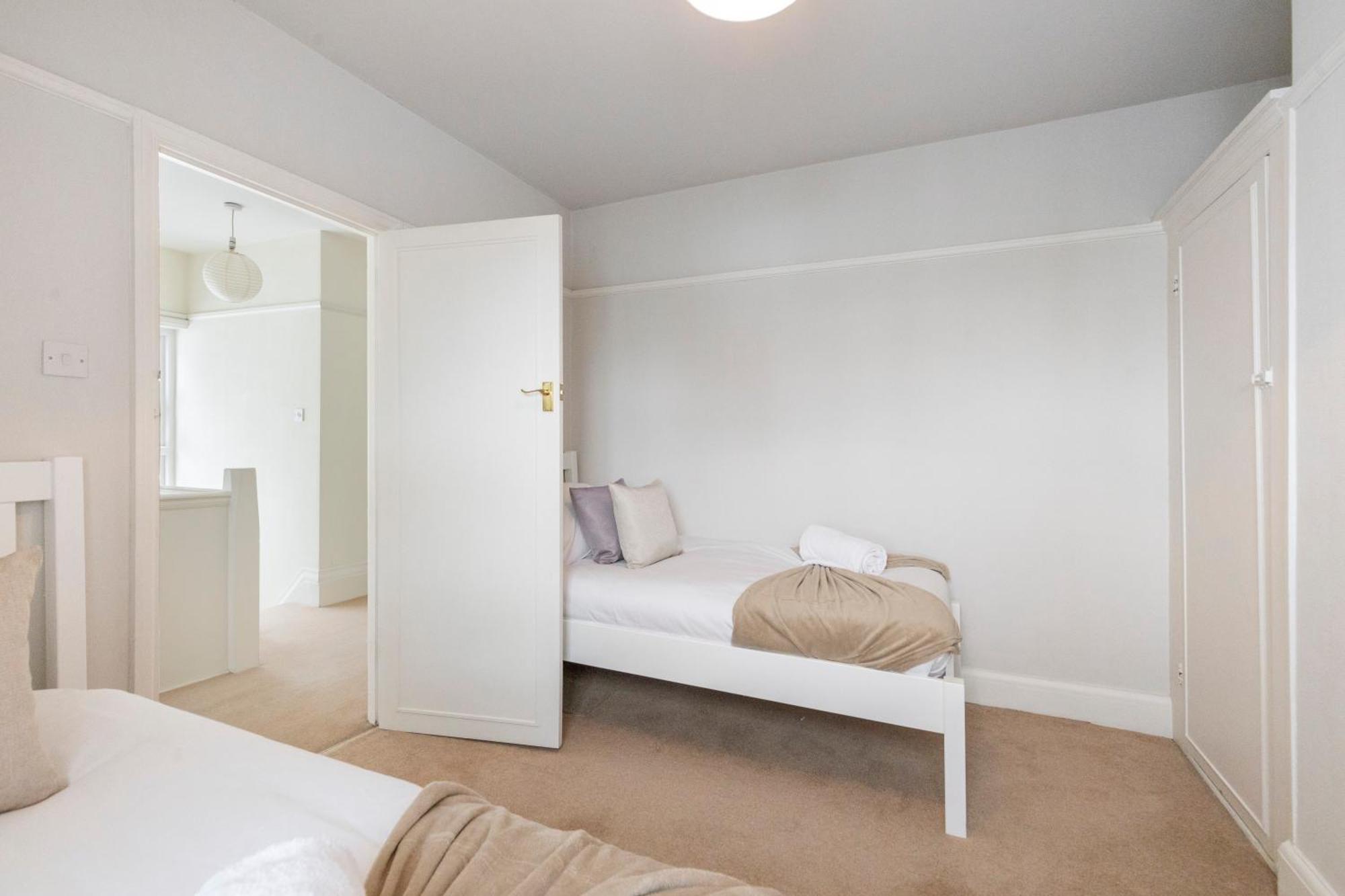 13-bed Gem, Opposite Tube Station Less Than 1 Min Walk Ferienhaus