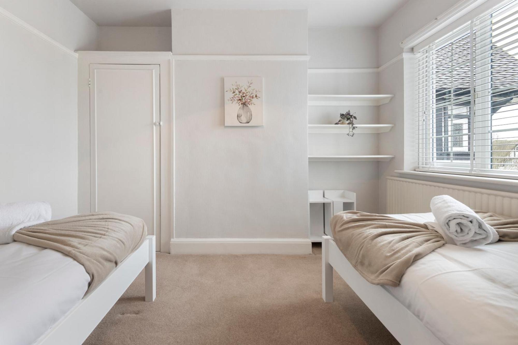 Ferienhaus 13-bed Gem, Opposite Tube Station Less Than 1 Min Walk London