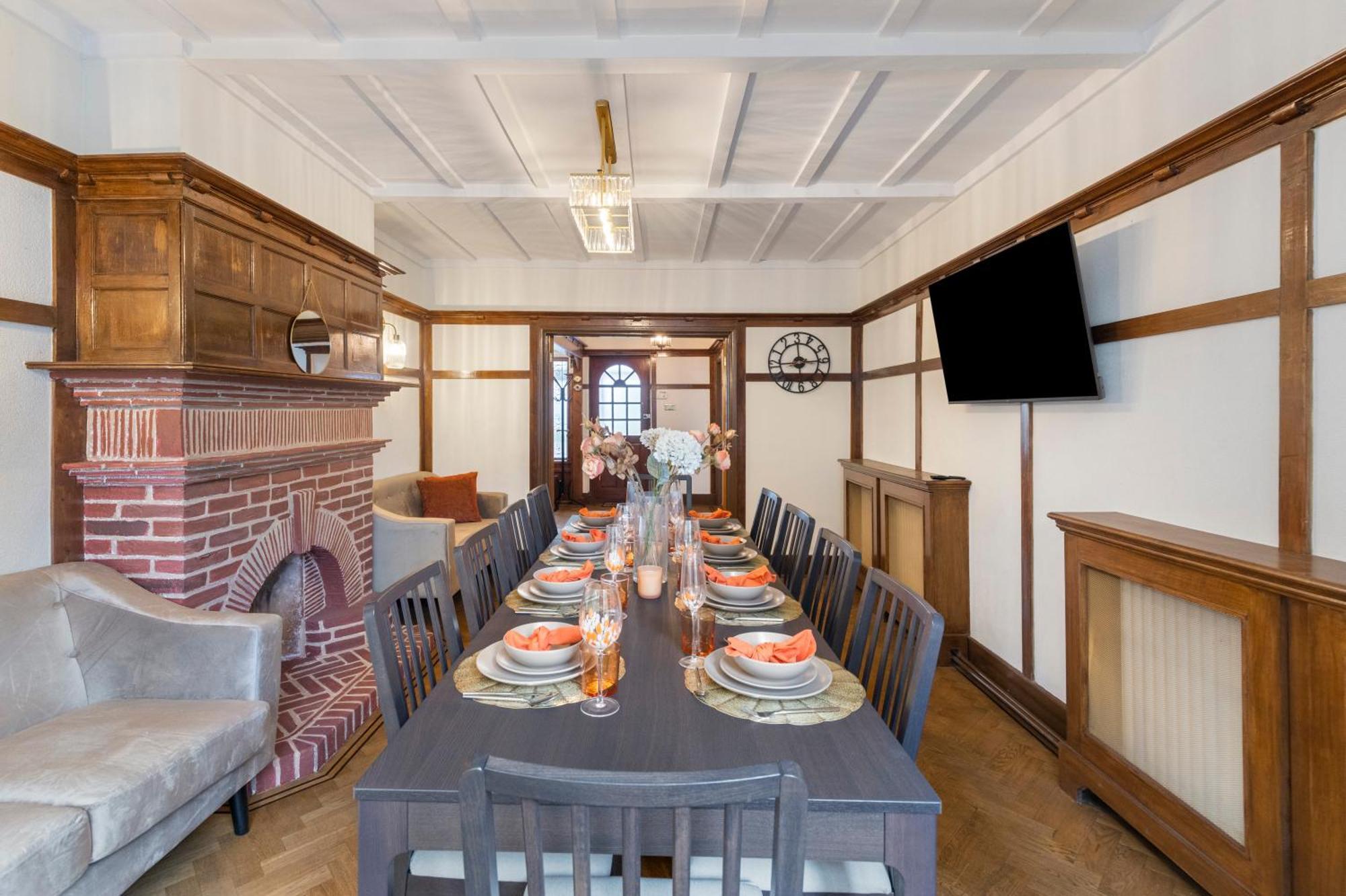 Ferienhaus 13-bed Gem, Opposite Tube Station Less Than 1 Min Walk