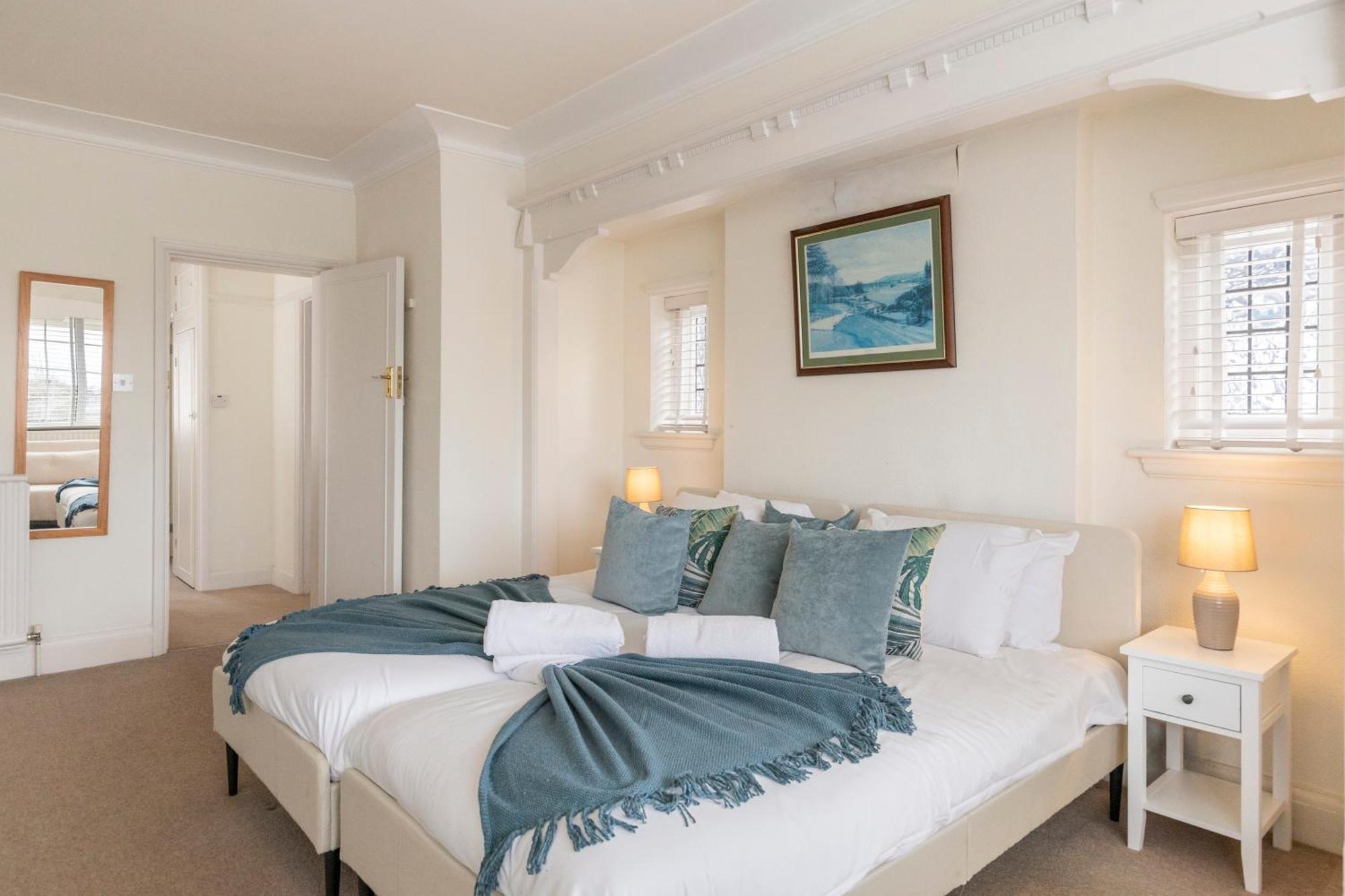 13-bed Gem, Opposite Tube Station Less Than 1 Min Walk Ferienhaus London