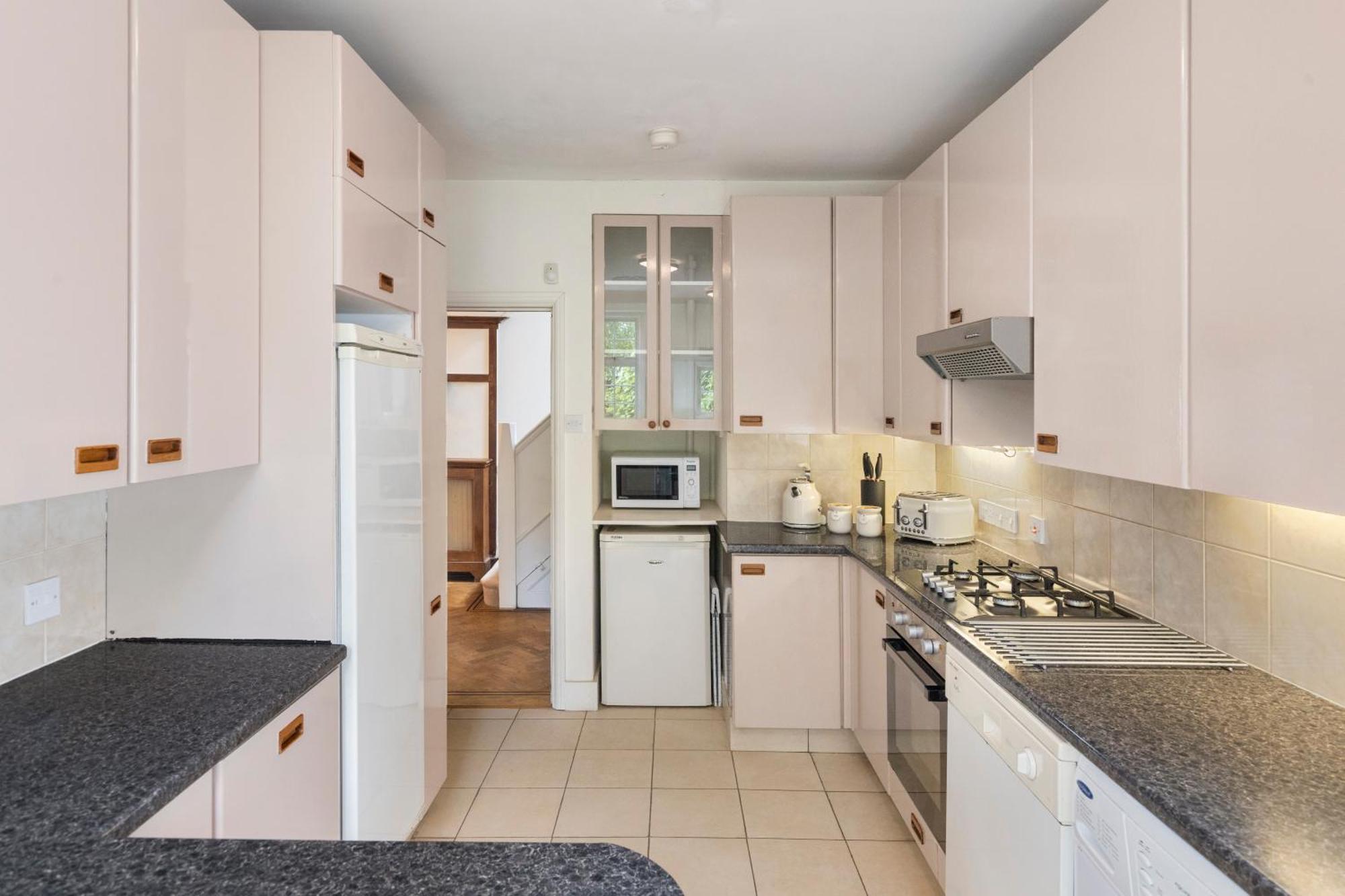 Ferienhaus 13-bed Gem, Opposite Tube Station Less Than 1 Min Walk London
