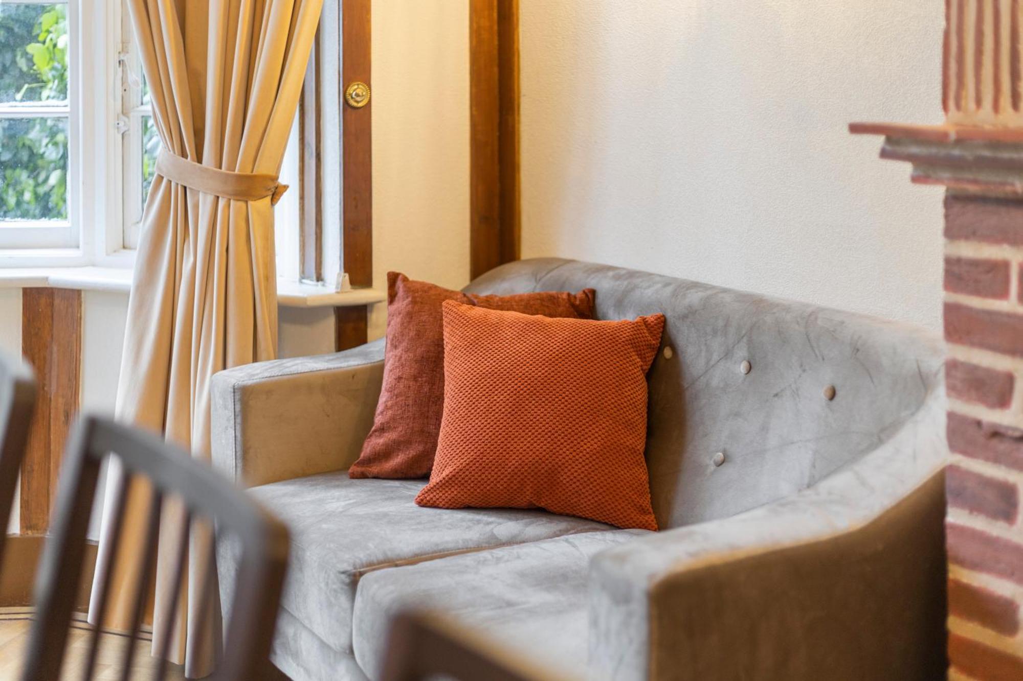 Ferienhaus 13-bed Gem, Opposite Tube Station Less Than 1 Min Walk London