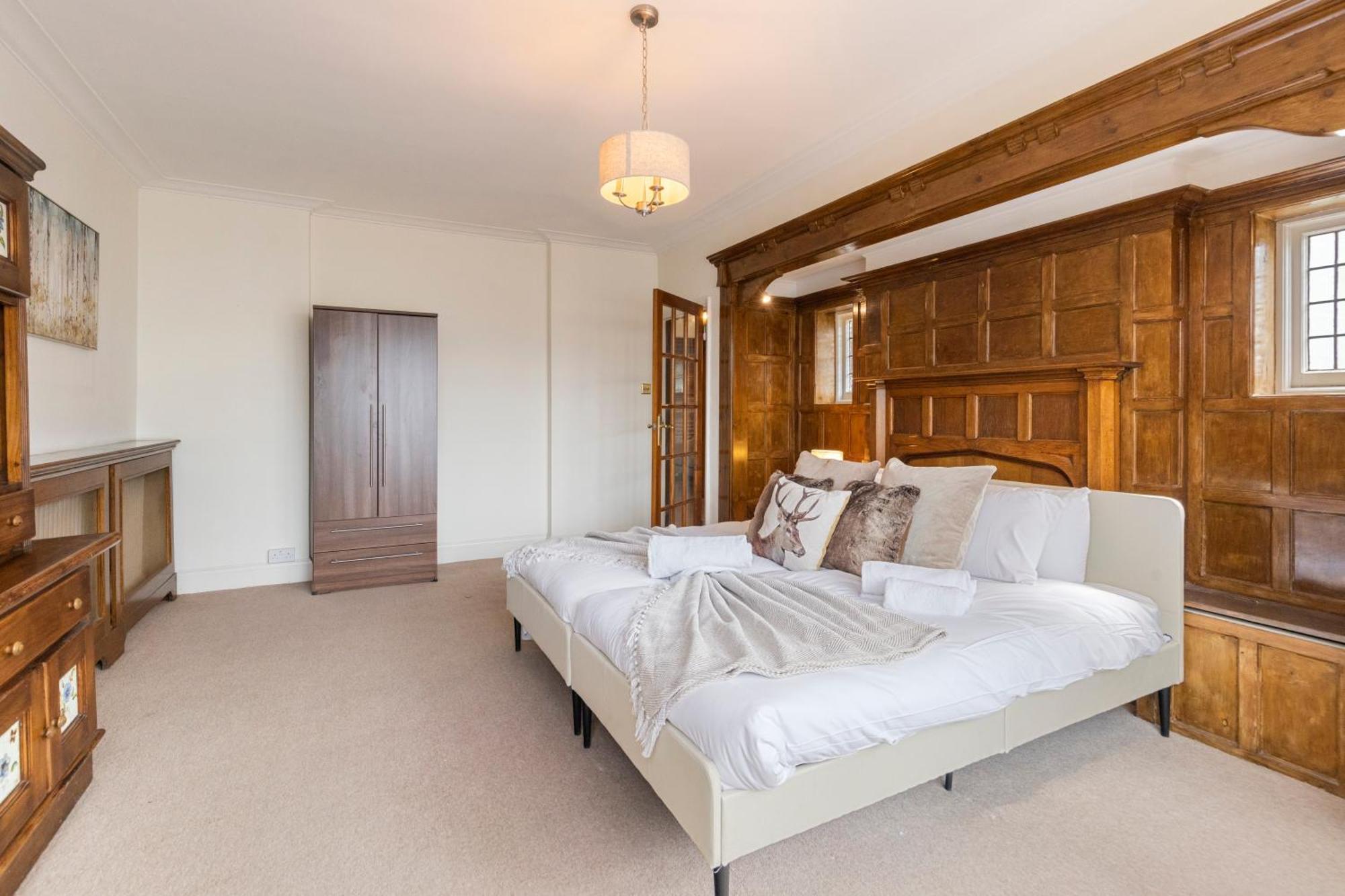 Ferienhaus 13-bed Gem, Opposite Tube Station Less Than 1 Min Walk