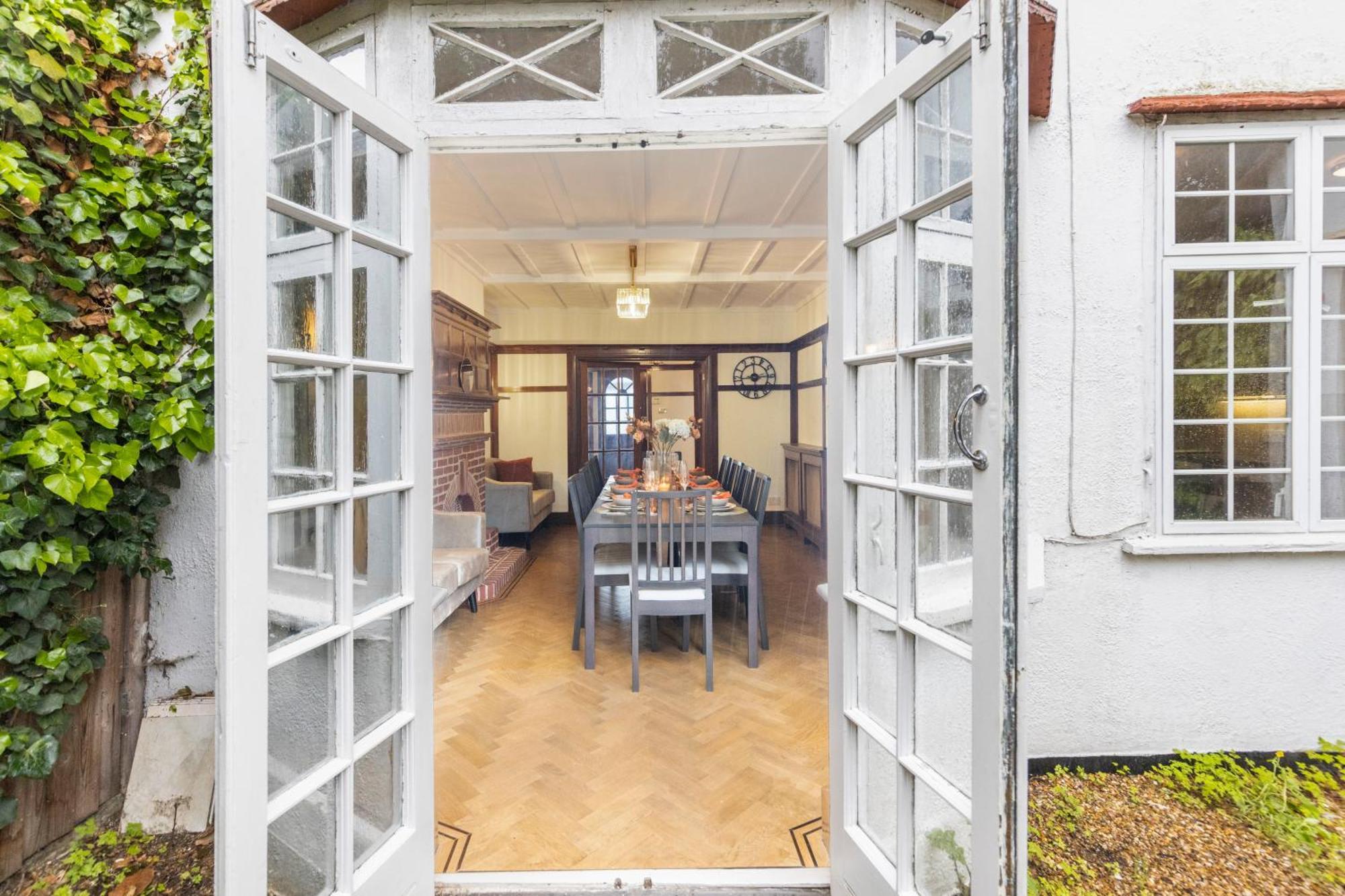 13-bed Gem, Opposite Tube Station Less Than 1 Min Walk Ferienhaus *