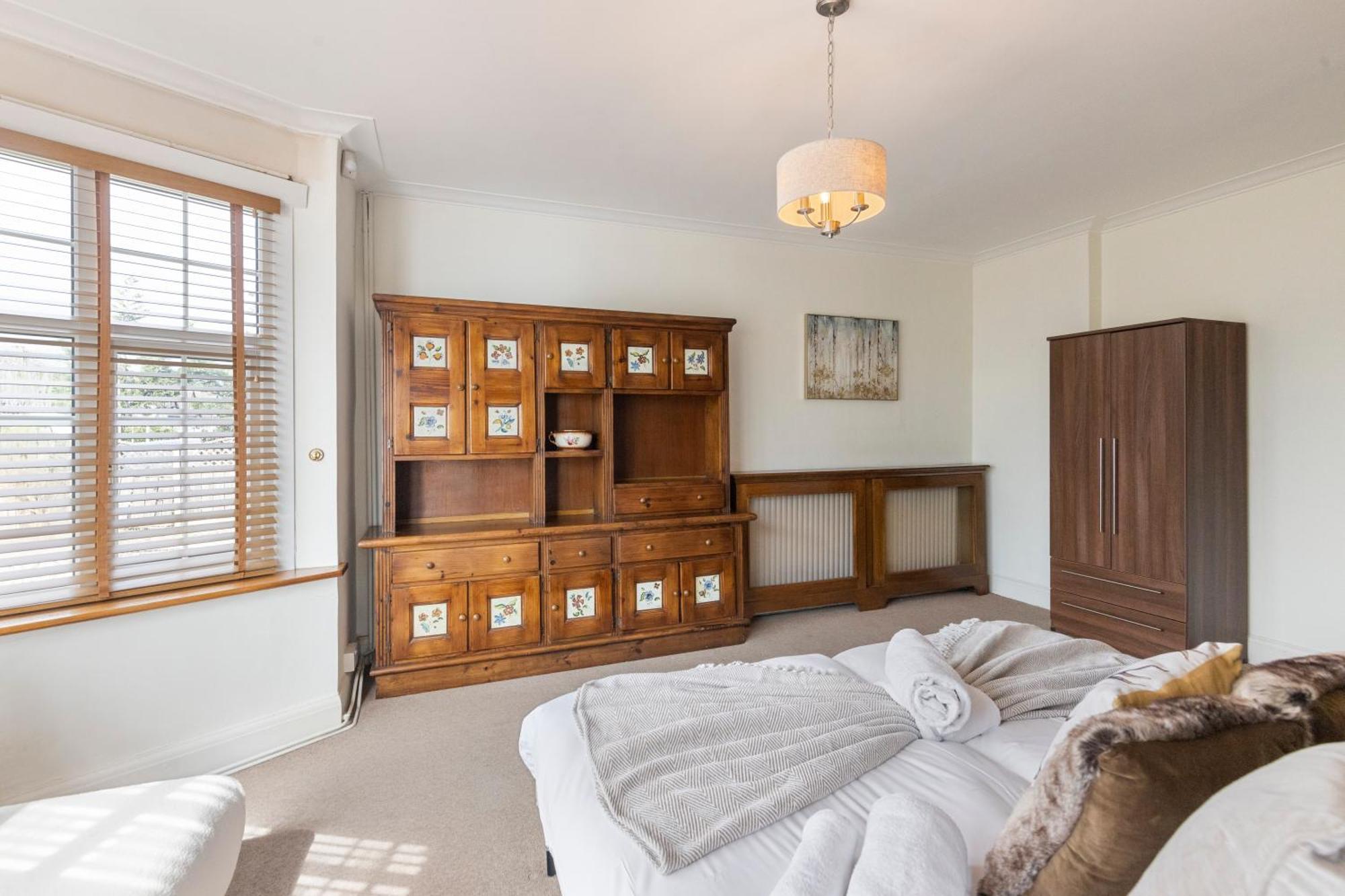 13-bed Gem, Opposite Tube Station Less Than 1 Min Walk Ferienhaus *