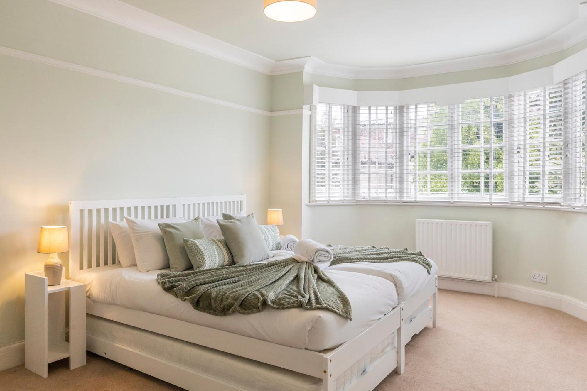 13-bed Gem, Opposite Tube Station Less Than 1 Min Walk Ferienhaus *