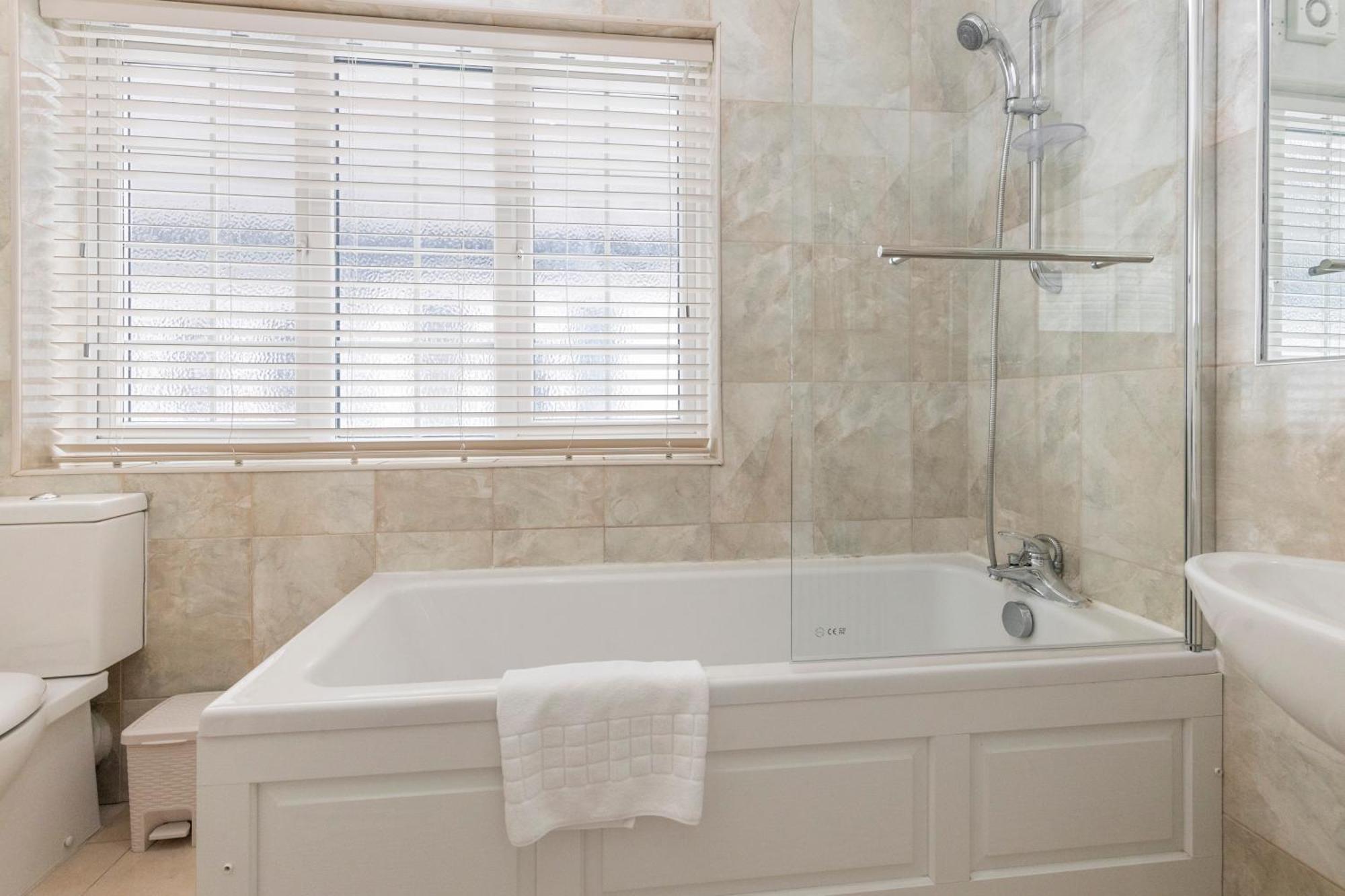 Ferienhaus 13-bed Gem, Opposite Tube Station Less Than 1 Min Walk