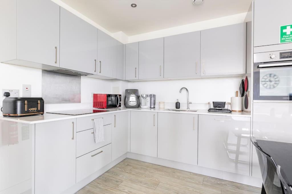 Stylish & Comfortable Top-floor Flat In Harrow Apartment