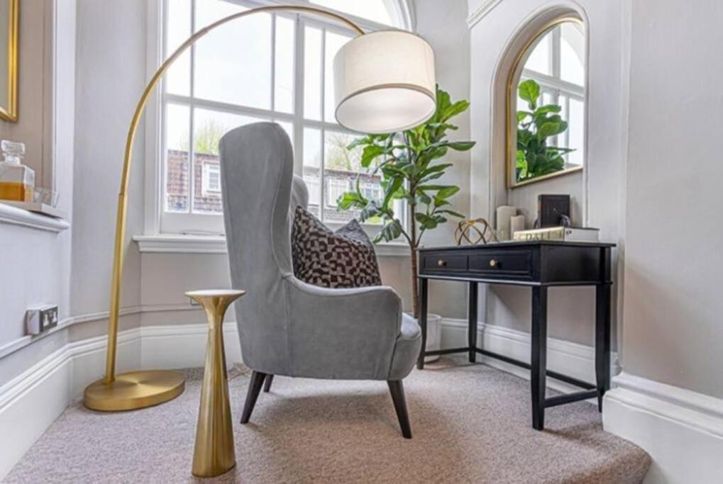 Stunning Hyde Park Home, Ground Floor Maisonette, Duplex, Near Tube Metro Stations London