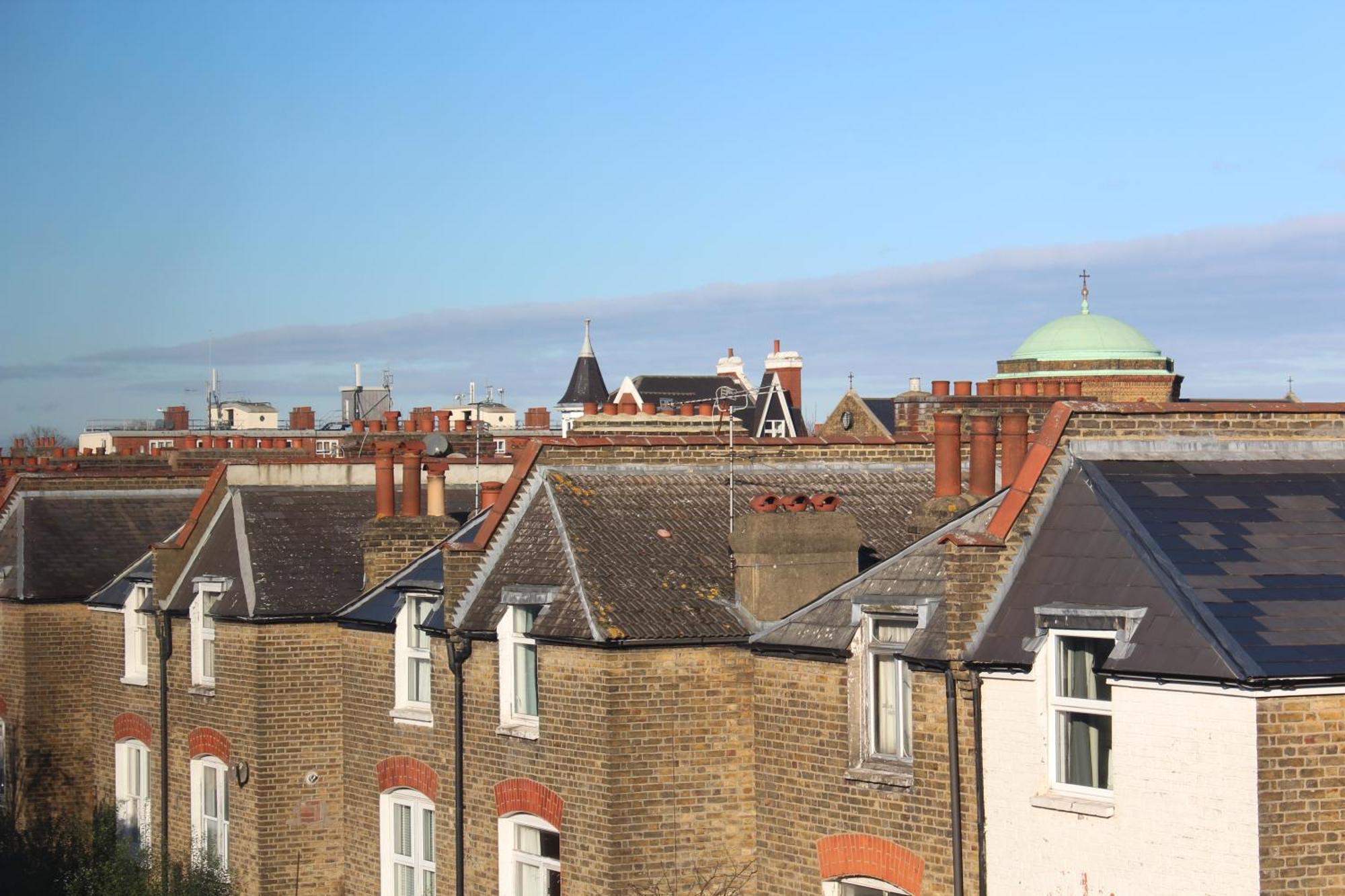 Apartment 20 Mins To Central London, Stylish Sky Views 2 Bed *