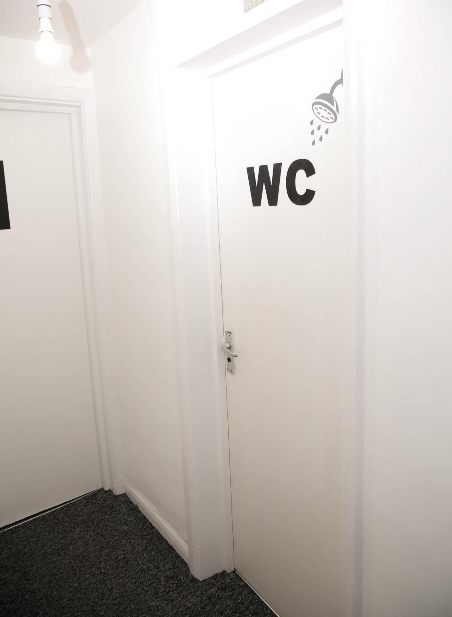 Stylish 1-minute Walk To Camden Town Metro, Shops, Cafes, Bars & Restaurants With Shared Bathrooms Homestay